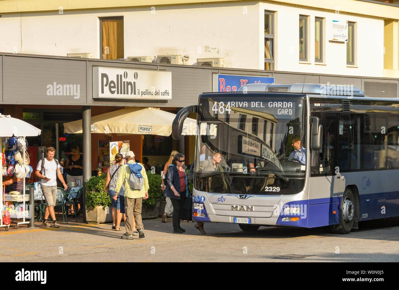 Gardasee, Italien - September 2018: Leute fangen einen öffentlichen Service Bus am Busbahnhof in der Stadt Garda am Gardasee. Stockfoto