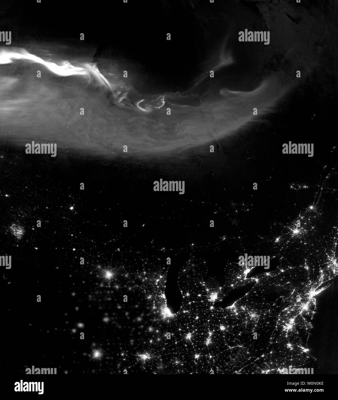Um 3:46 Uhr Eastern Time am 21. April 2018, den sichtbaren Infrarot Imaging Radiometer Suite (VIIRS) auf der Suomi NPP-Satelliten erfasst dieses Bild der Aurora Borealis über Nordamerika. Der nächtliche Bild wurde möglich gemacht durch VIIRS 'Day-Nacht band", die das Licht in einem Bereich von Wellenlängen von Grün in der Nähe von Infrarot und nutzt Filtertechniken erkennt Signale wie Airglow, Polarlichter, Waldbrände, die Lichter der Stadt zu beobachten und reflektierte Mondlicht. Unsere Sonne bietet das Licht und die Wärme, die unsere Anlagen wird erregt, und unsere Solarmodule, und unser Wetter, unter anderem. Aber sein Einfluss stretch Stockfoto