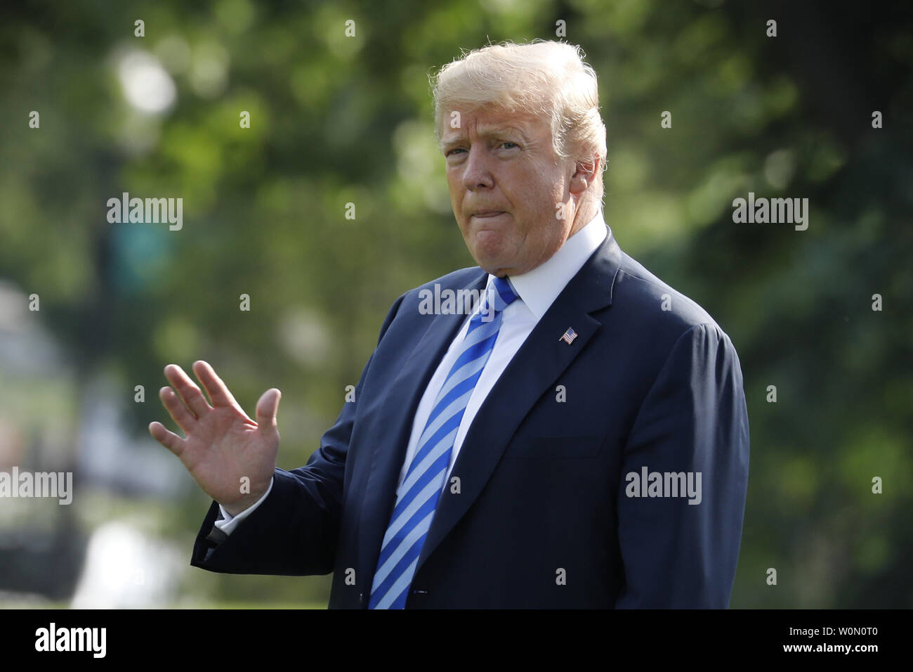 US-Präsident Donald Trump Wellen als geht er auf South Lawn des Weißen Hauses am 14. Mai 2018 in Washington, DC, vor seiner Abreise nach Walter Reed in Maryland. Foto von Yuri Gripas/UPI Stockfoto