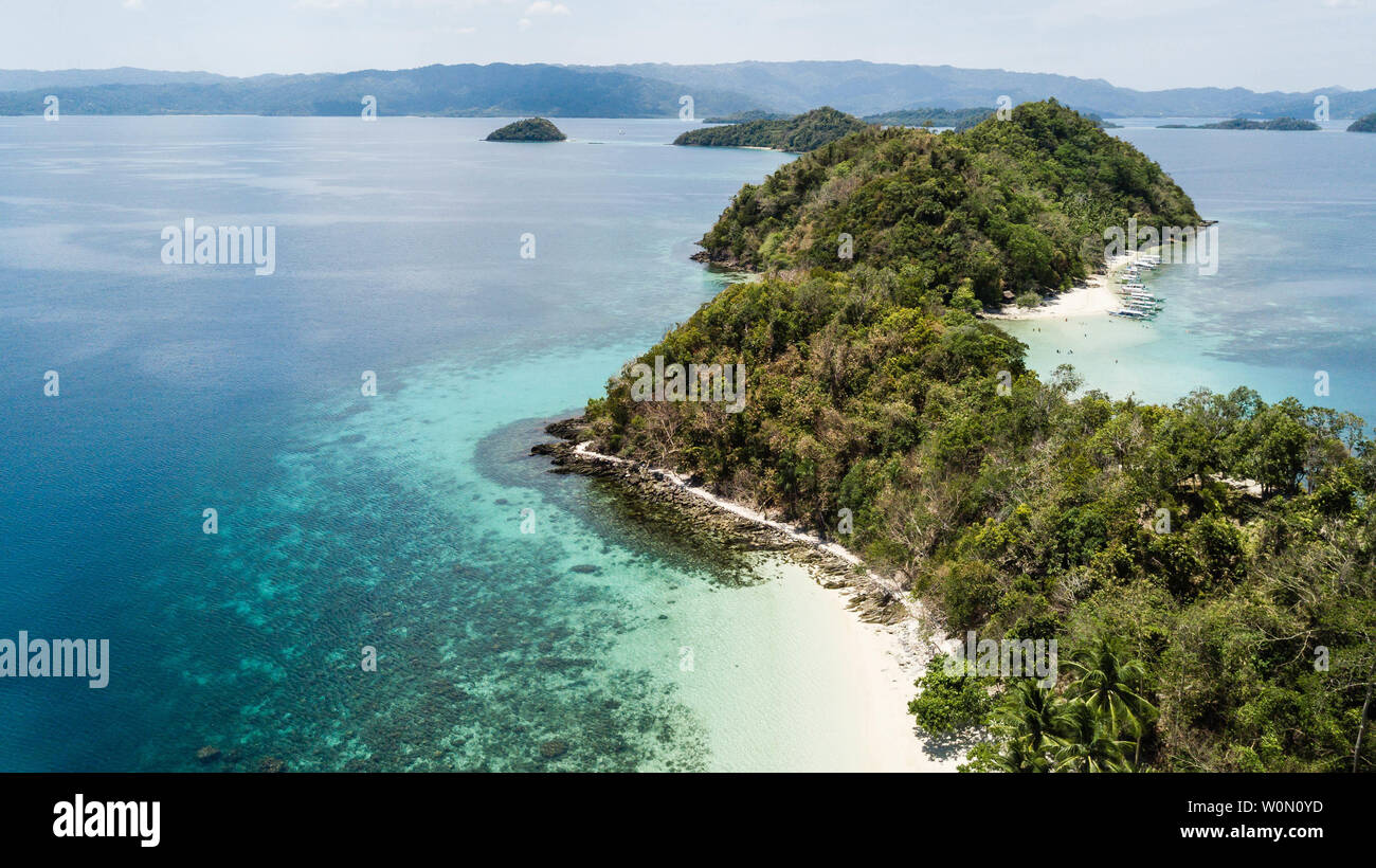 Super Luftaufnahme von isolierten Inseln der Philippinen. Insel Hopping Tour in Port Barton, Palawan Stockfoto