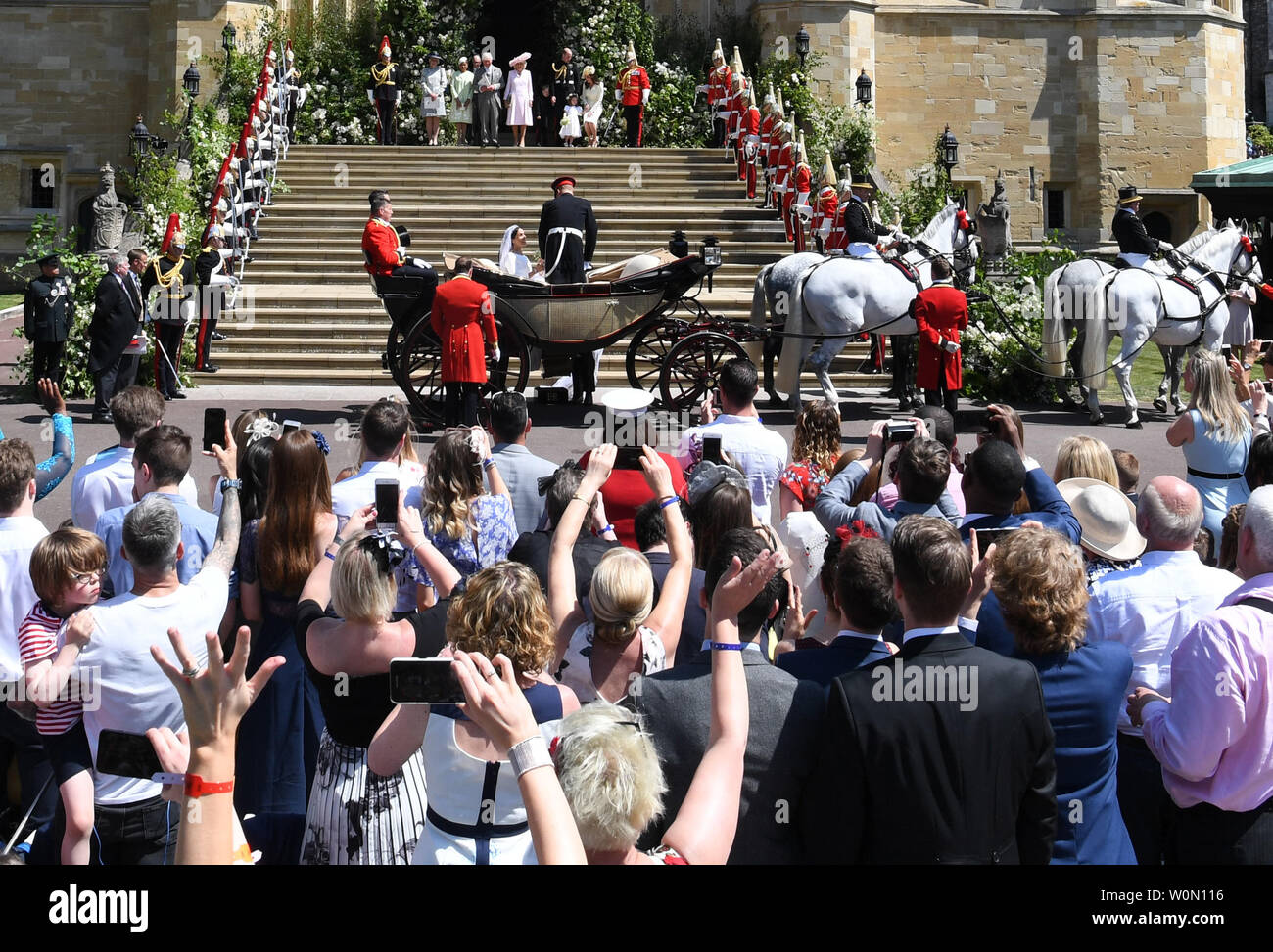 Der britische Prinz Harry, Herzog von Sussex und seine Frau Meghan, Herzogin von Sussex Fahrt in einer Pferdekutsche Ascot Landau Beförderung während einer Prozession nach ihren königlichen Hochzeit in St. George's Chapel auf Schloss Windsor, Windsor in England am 19. Mai 2018 Stockfoto