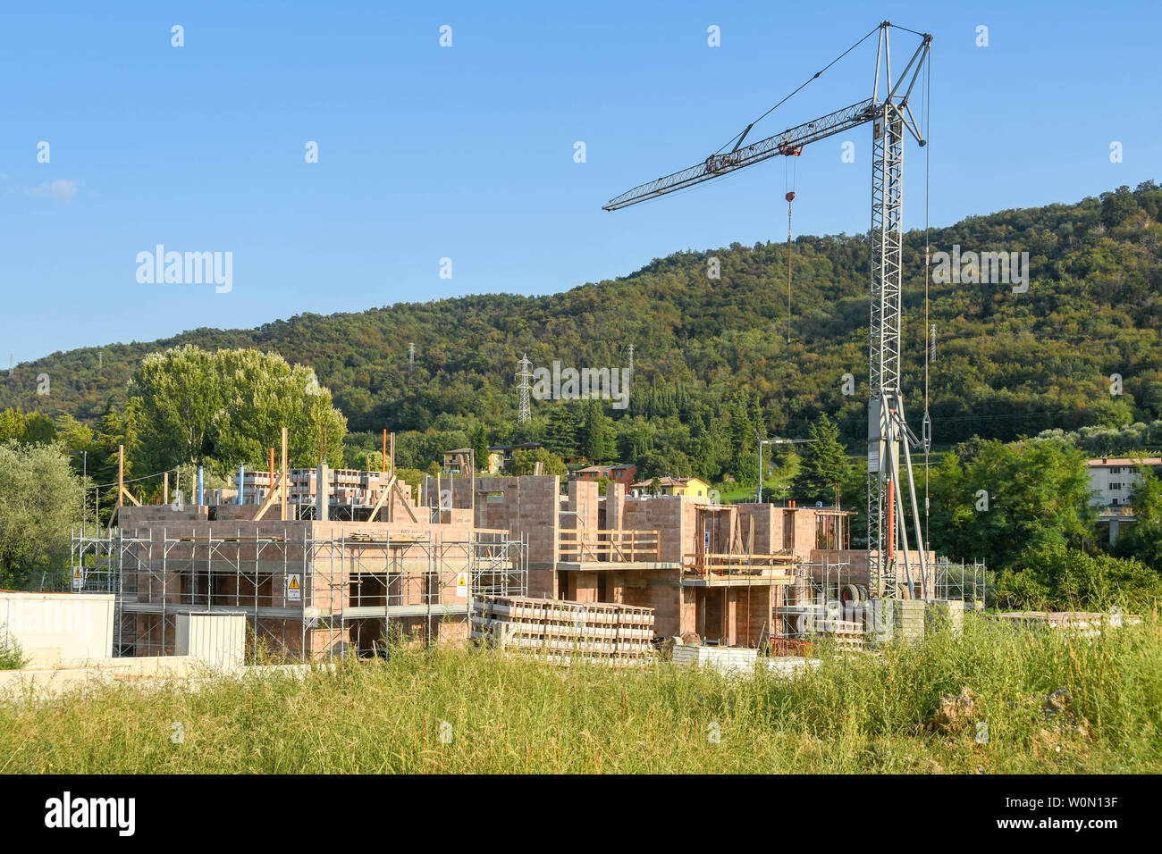 Gardasee, Italien - September 2018: Neue Häuser errichtet, am Rande der Altstadt von Garda am Gardasee. Stockfoto