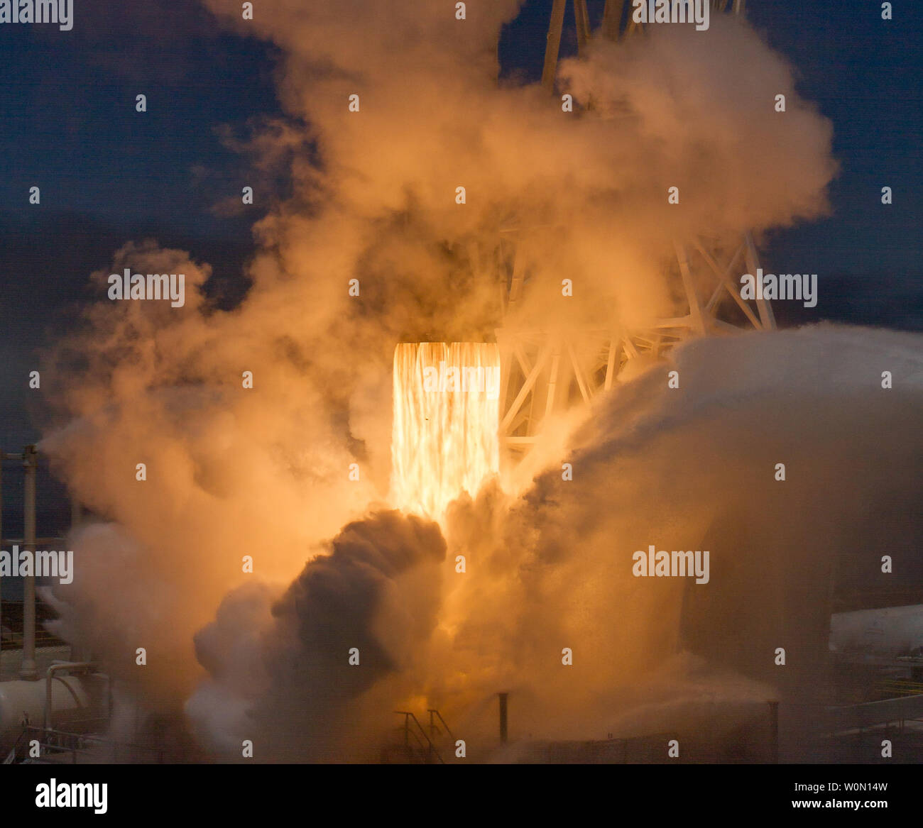 Die NASA/Deutsches Forschungszentrum für Geowissenschaften Gnade Follow-On Raumfahrzeuge an Bord eines SpaceX Falcon 9 Rakete, am 22. Mai 2018, vom Space Launch Complex 4 E auf der Vandenberg Air Force Base in Kalifornien. Die Mission wird die Maßnahme änderungen in, wie Masse innerhalb und zwischen Atmosphäre, Ozeanen, Land und Eis verteilt wird, als auch in der Erde ist. GRACE-FO teilt ihre Fahrt zu Orbit mit fünf Iridium nächsten Kommunikationssatelliten als Teil einer kommerziellen rideshare Vereinbarung. NASA Foto von Bill Ingalls/UPI Stockfoto