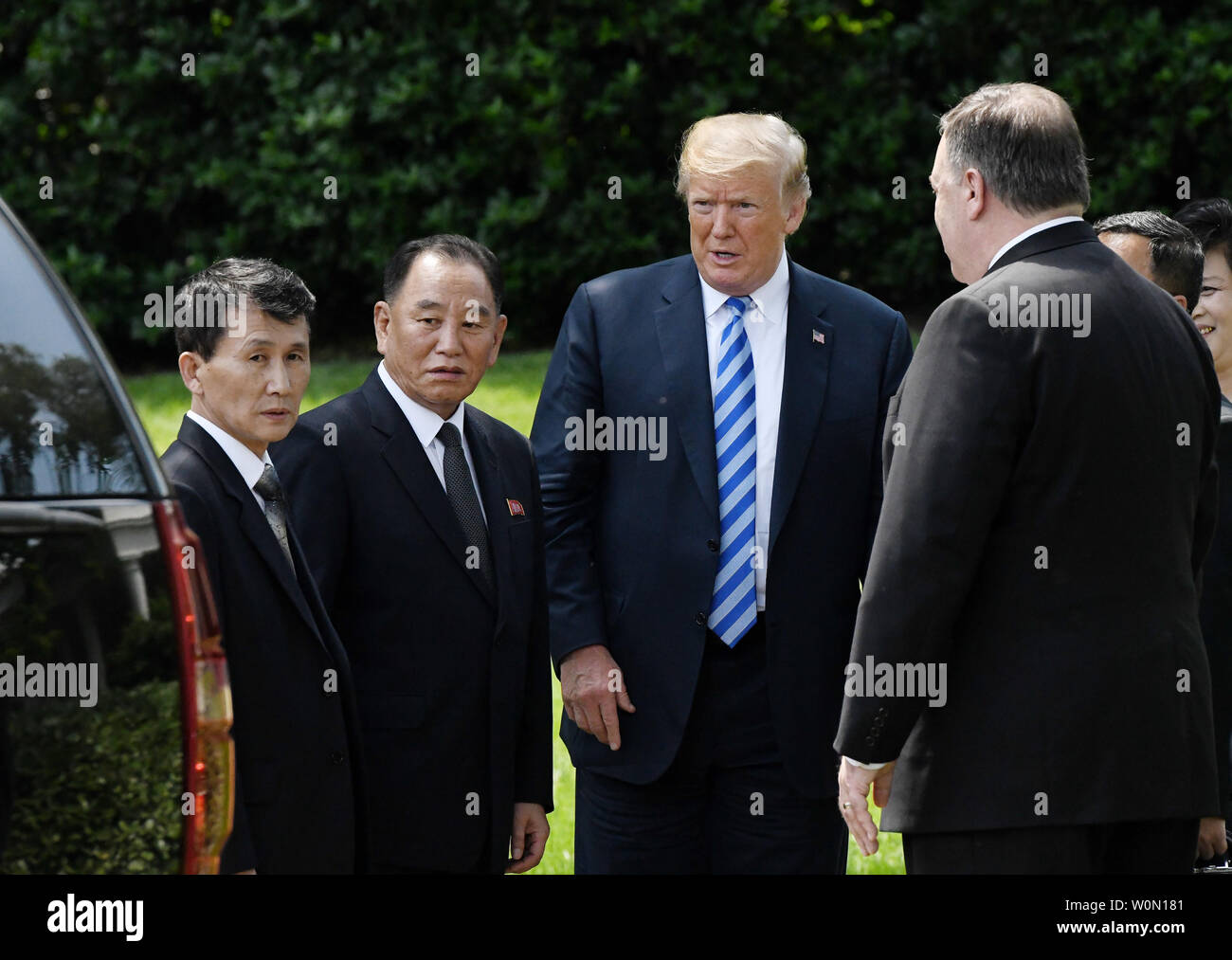 US-Präsident Donald Trump (3-L) steht neben Kim Yong Chol (2-L), ehemaliger nordkoreanische Militär intelligence Chief und einer der engsten Führer Kim Jong Un Adjutanten, als Staatssekretär Mike Pompeo (R) schaut auf außerhalb des Oval Office des Weißen Hauses in Washington am Freitag, 1. Juni 2018. Foto von Olivier Douliery/UPI Stockfoto