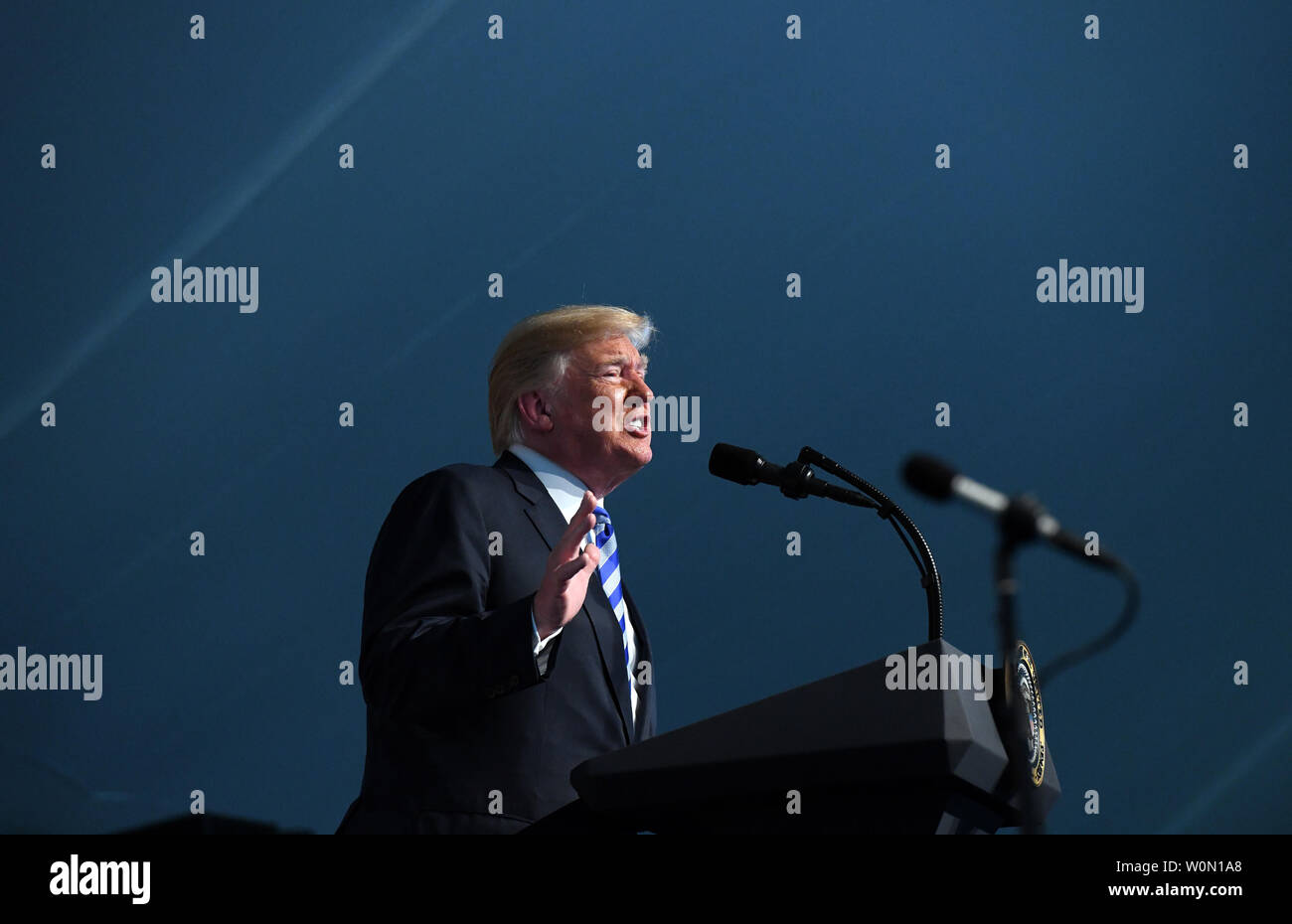 Us-Präsident Donald Trump spricht während der US-Küstenwache Change-of-Befehl Zeremonie am 1. Juni 2018 bei der U.S. Coast Guard Hauptsitz in Washington, DC. Foto von Olivier Douliery/UPI Stockfoto