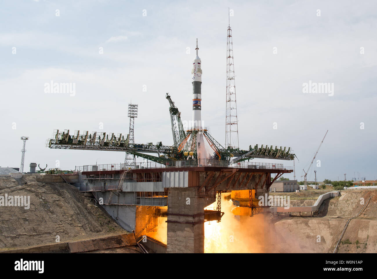 Die Sojus MS-09 Rakete ist mit Expedition 56 Sojus Commander Sergey Prokopyev von Roskosmos, Flugingenieur Serena Aunon-Chancellor der NASA, und Flugingenieur Alexander Gerst der ESA (European Space Agency), am 6. Juni 2018 gestartet, auf dem Kosmodrom Baikonur in Kasachstan. Prokopyev, Aunon-Chancellor und Gerst werden die nächsten sechs Monate Leben und Arbeiten an Bord der Internationalen Raumstation. NASA Foto von Joel Kowsky/UPI Stockfoto