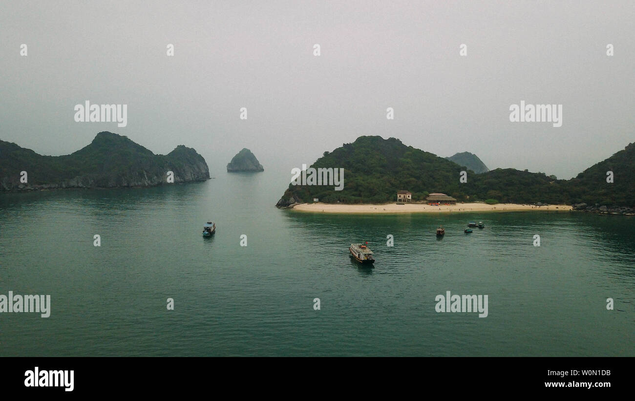 Luftaufnahme der Halong Bucht (Bahia de Halong) in Vietnam. Stockfoto