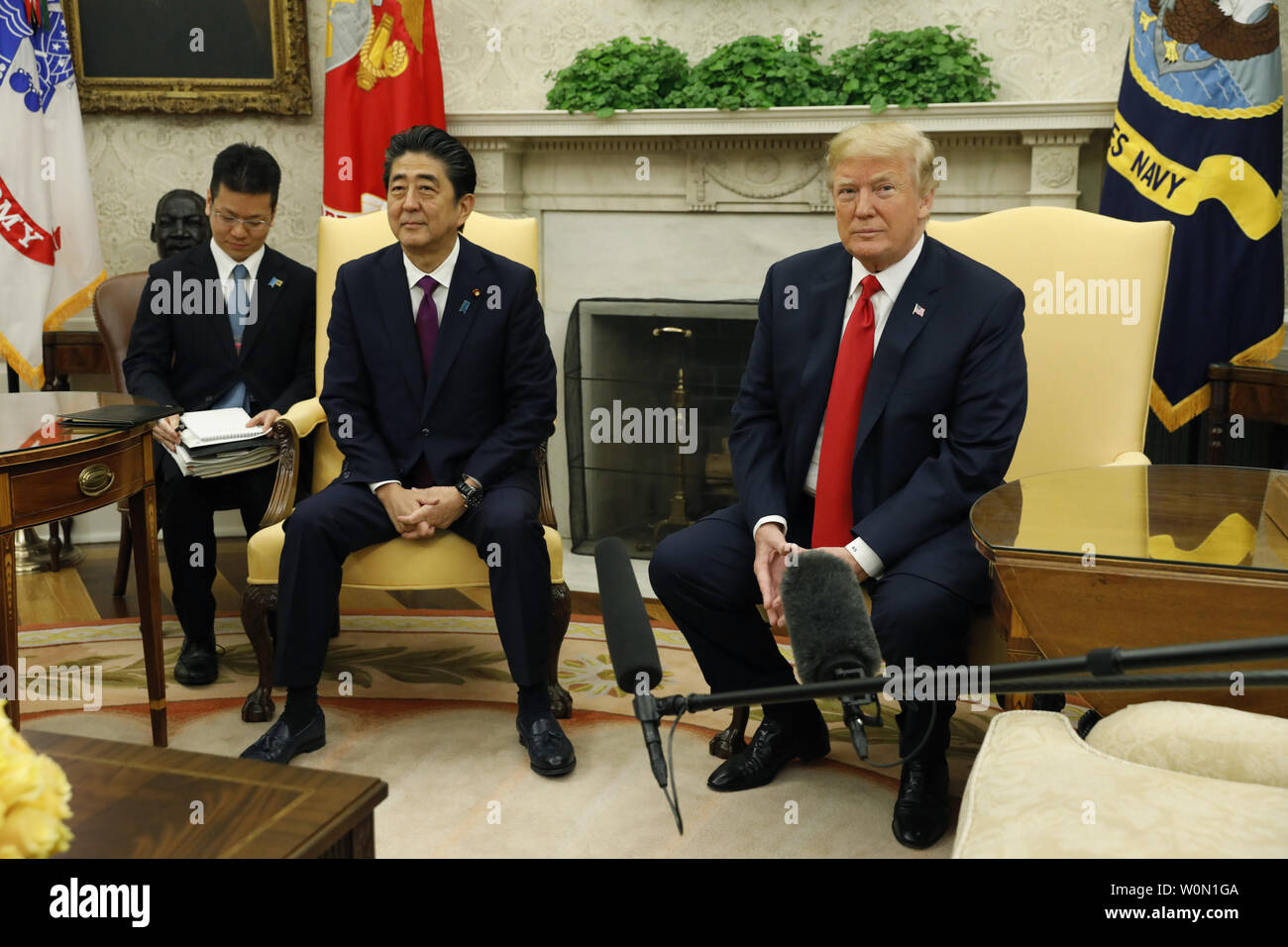 Us-Präsident Donald Trump trifft Premierminister von Japan Shinzo Abe im Oval Office des Weißen Hauses am 7. Juni 2018 in Washington, DC. Foto von Yuri Gripas/UPI Stockfoto