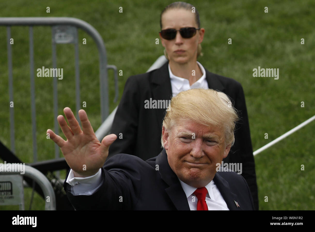 Us-Präsident Donald Trump wellen bei einem Picknick für militärische Familien in Washington, D.C. am 4. Juli 2018. Präsident Trump feierten den Urlaub, Golf, Twittern und Hosting das Picknick. Foto von Yuri Gripas/UPI Stockfoto