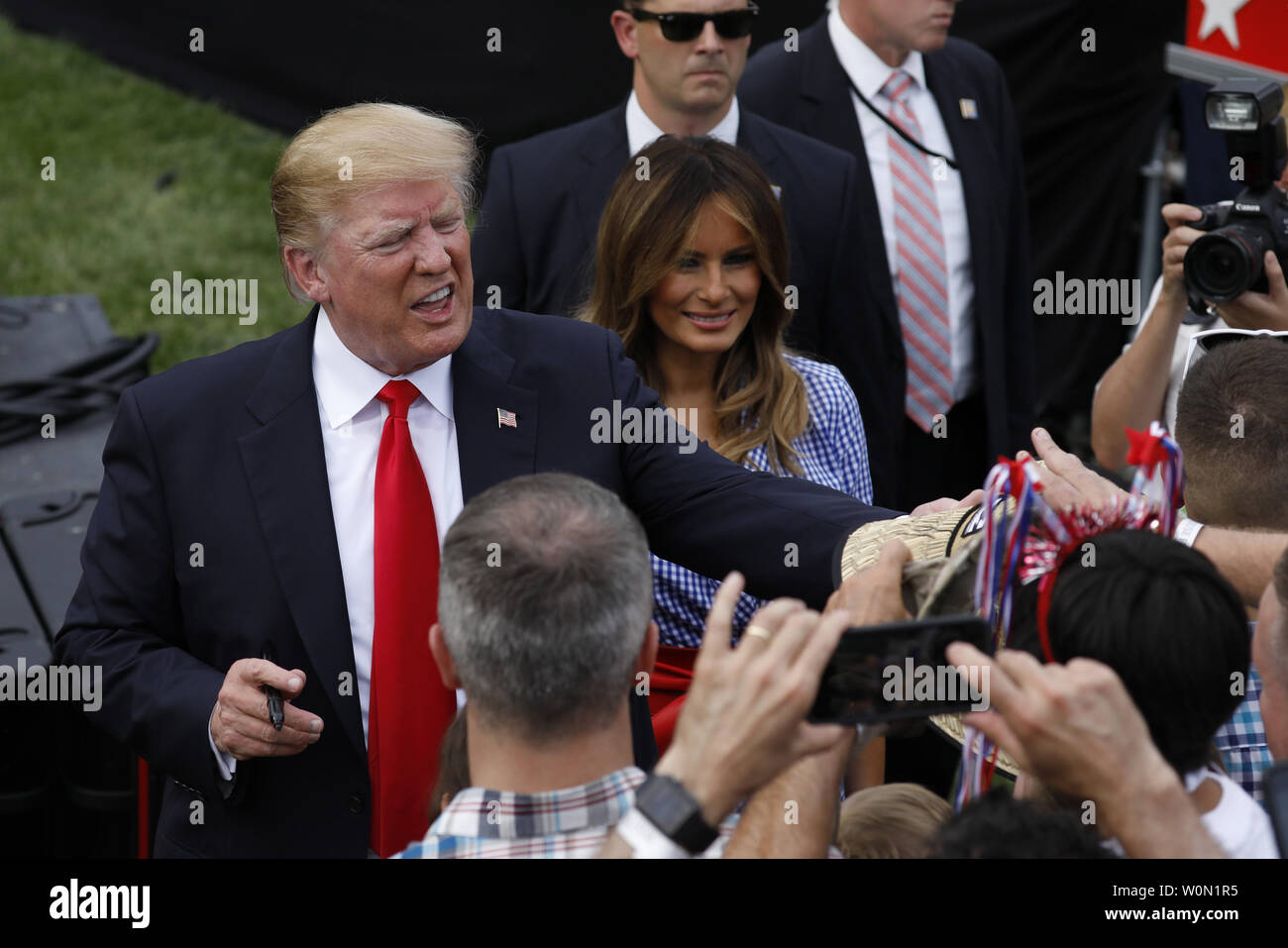 Us-Präsident Donald Trump und First Lady Melania Trump Gäste begrüßen zu einem Picknick für militärische Familien in Washington, D.C. am 4. Juli 2018. Dutzende von pensionierten militärischen und nationalen Sicherheitsbeamten trat der NAACP und die American Medical Association drängen ein Bundesberufungsgericht einen Gerichtsbeschluss blockiert Verbot von Trumpf auf Transgender im militärischen Dienst zu wahren. Foto von Yuri Gripas/UPI Stockfoto