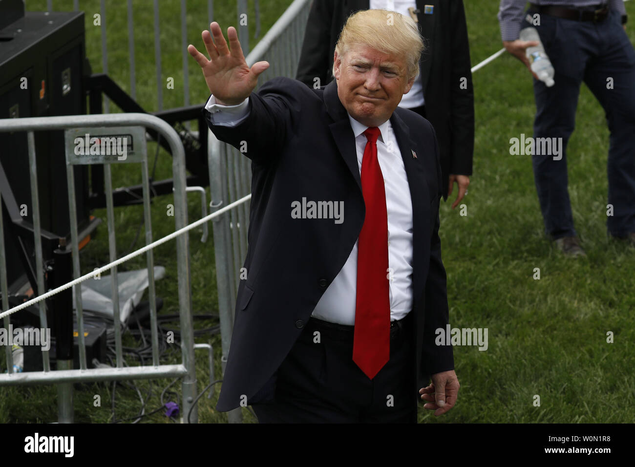 Us-Präsident Donald Trump wellen bei einem Picknick für militärische Familien in Washington, D.C. am 4. Juli 2018. Präsident Trump feierten den Urlaub, Golf, Twittern und Hosting das Picknick. Foto von Yuri Gripas/UPI Stockfoto