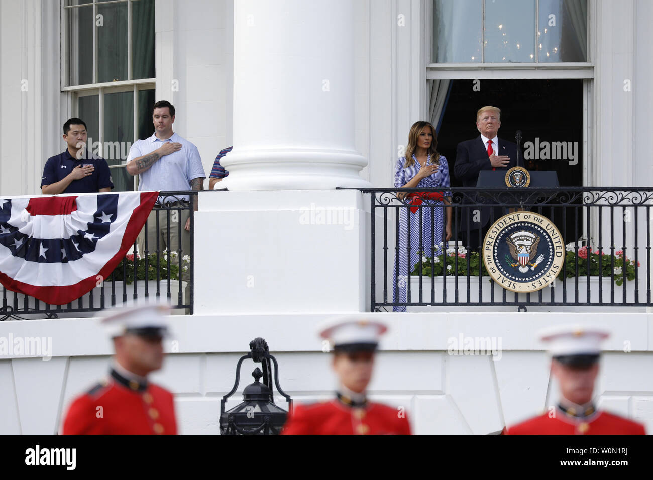 Us-Präsident Donald Trump und First Lady Melania Trump an einem Picknick für militärische Familien in Washington, D.C. am 4. Juli 2018. Präsident Trump feierten den Urlaub, Golf, Twittern und Hosting das Picknick. Foto von Yuri Gripas/UPI Stockfoto