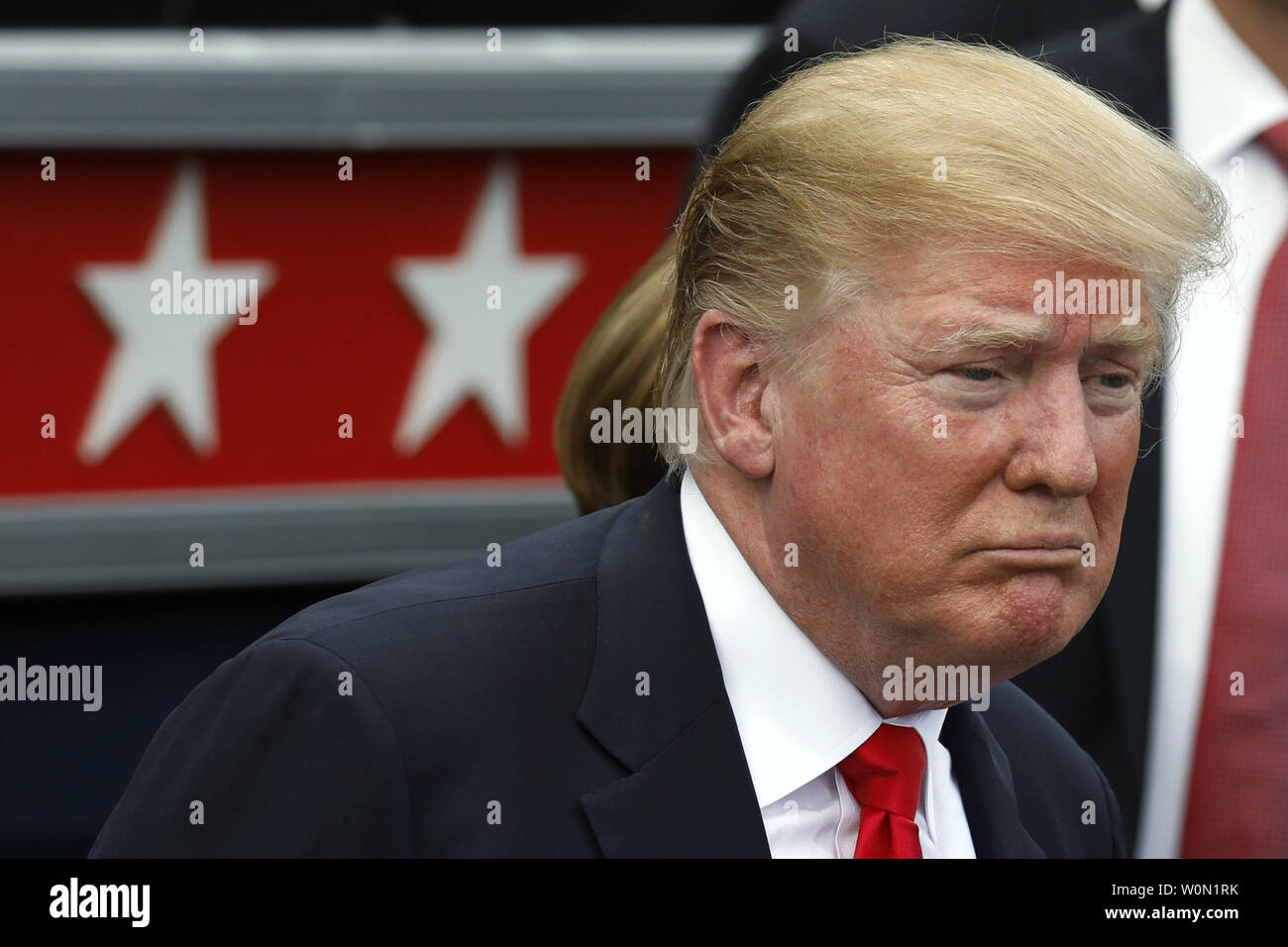 Us-Präsident Donald Trump begrüßt die Gäste bei einem Picknick für militärische Familien im Weißen Haus in Washington, D.C. am 4. Juli 2018. Präsident Trump feierten den Urlaub, Golf, Twittern und Hosting das Picknick. Foto von Yuri Gripas/UPI Stockfoto