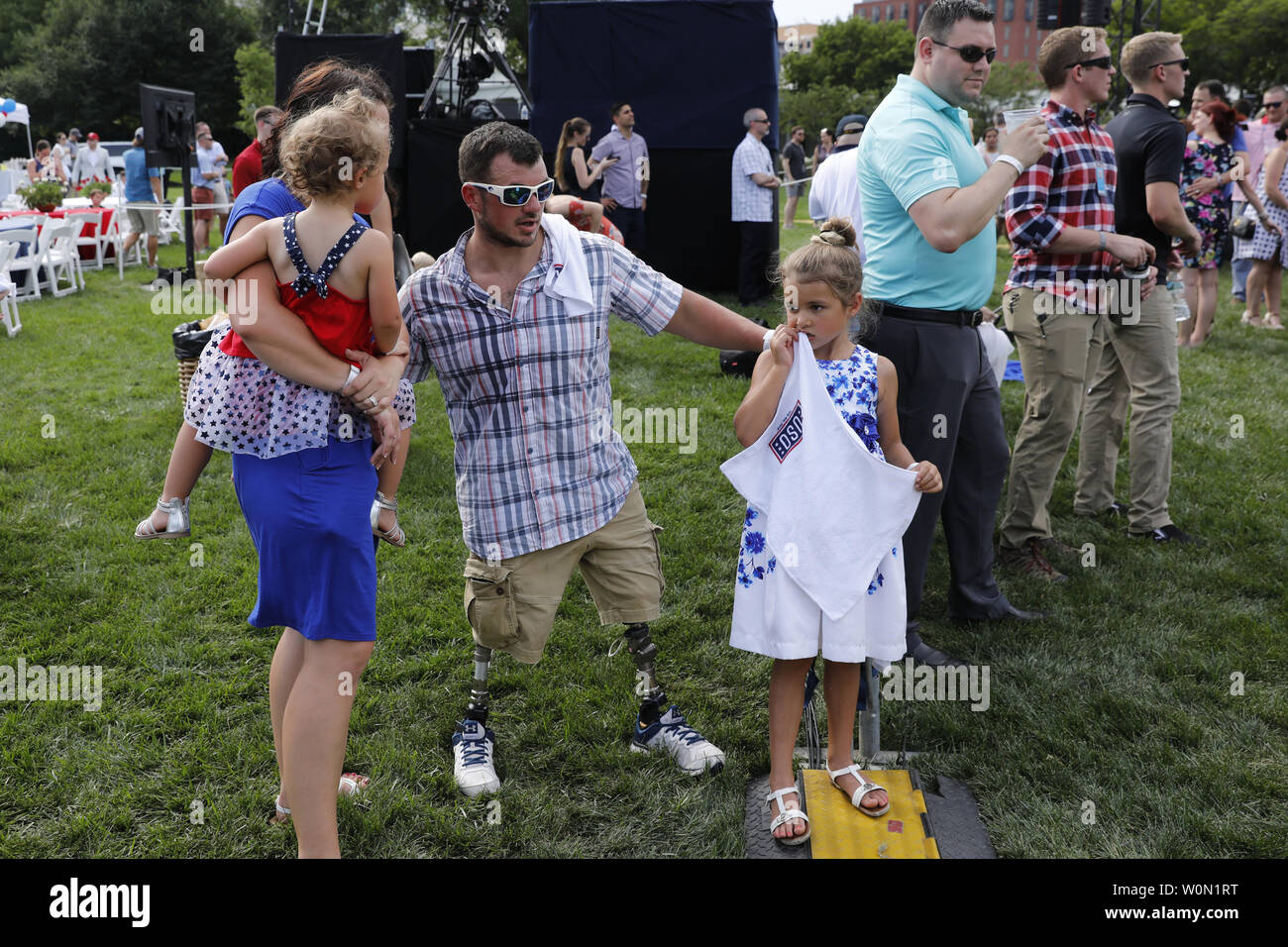 Gäste kommen für ein Picknick für militärische Familien auf South Lawn auf das Weiße Haus in Washington, D.C. am 4. Juli 2018. Präsident Trump feierten den Urlaub, Golf, Twittern und Hosting das Picknick. Foto von Yuri Gripas/UPI Stockfoto