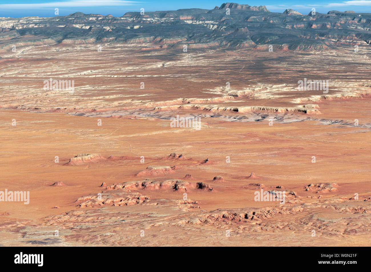 Wohl eines der am meisten fotografierten Orte auf der Erde, das Monument Valley ist das vollkommene Bild des amerikanischen Westens. Das Tal erstreckt sich über 92.000 Hektar entlang der Grenze von Arizona und Utah. Diese natürliche Farben zusammengesetzte Bild gibt ein Gefühl der Topographie des Tales. Das Bild wurde aus Daten, die von den operativen Land Imager (OLI) auf Landsat 8 ab 8. Mai 2018 erworben, und aus einem digitalen Höhenmodell (dem Nationalen Elevation Dataset der U.S. Geological Survey). NASA/UPI Stockfoto