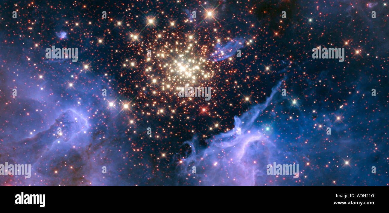 Wie ein 4. Juli Feuerwerk, ein junger, glitzernde Sammlung von Sternen gleicht einer Antenne platzen. Der Cluster wird von Wolken aus interstellarem Gas und Staub - der Rohstoff für neue Sternentstehung umgeben. Der Nebel, der 20.000 Lichtjahre entfernt im Sternbild Carina, enthält ein zentrales Cluster von riesigen, heiße Sterne, genannt NGC3603. Das Hubble Space Telescope Bild wurde im August 2009 und Dezember 2009 mit der Wide Field Camera 3 sowohl im sichtbaren und infraroten Licht, das den Glanz von Schwefel, Wasserstoff aufgezeichnet, und Bügeleisen. NASA/UPI Stockfoto