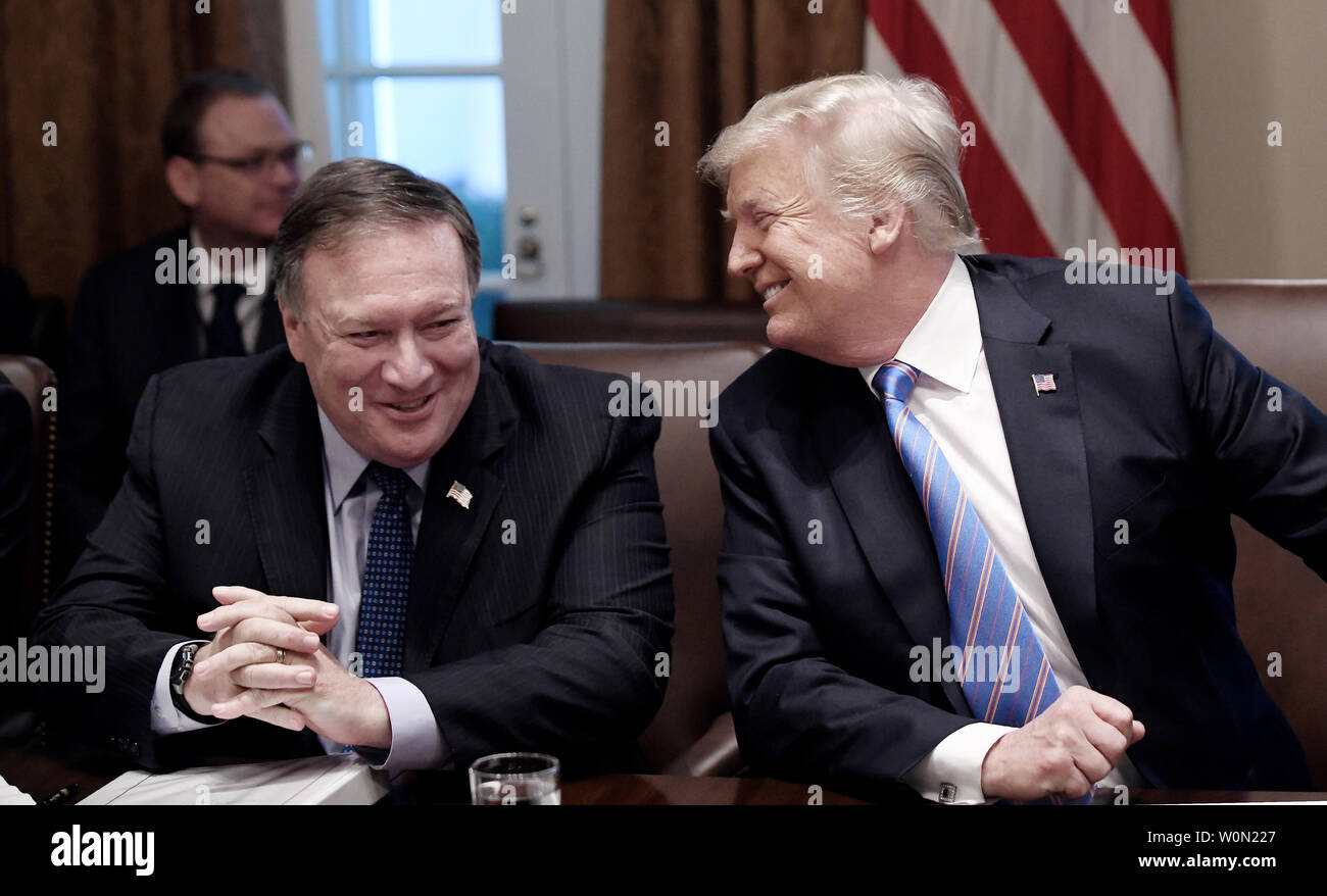 Us-Präsident Donald Trump spricht mit Staatssekretär Mike Pompeo in einer Kabinettssitzung im Schaltschrank des Weißen Hauses, Juli 18, 2018 in Washington, DC. Foto von Olivier Douliery/UPI Stockfoto