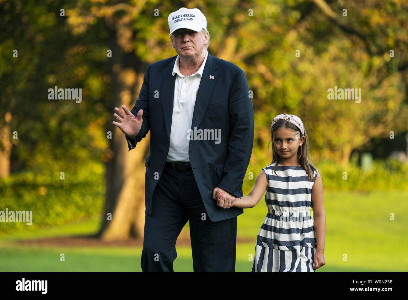 Us-Präsident Donald J. Trumpf (L) und seine Enkelin Arabella Rose Kushner (R) zu Fuß über die South Lawn, wie sie von einem Wochenende in Bedminster, New Jersey im Weißen Haus in Washington, DC, USA, 29. Juli 2018. Am Tag zuvor hatte der Präsident ging noch einmal nach den Medien auf Twitter und nannte sie die "Feinde des Volkes." Foto von Jim Lo Scalzo/UPI Stockfoto