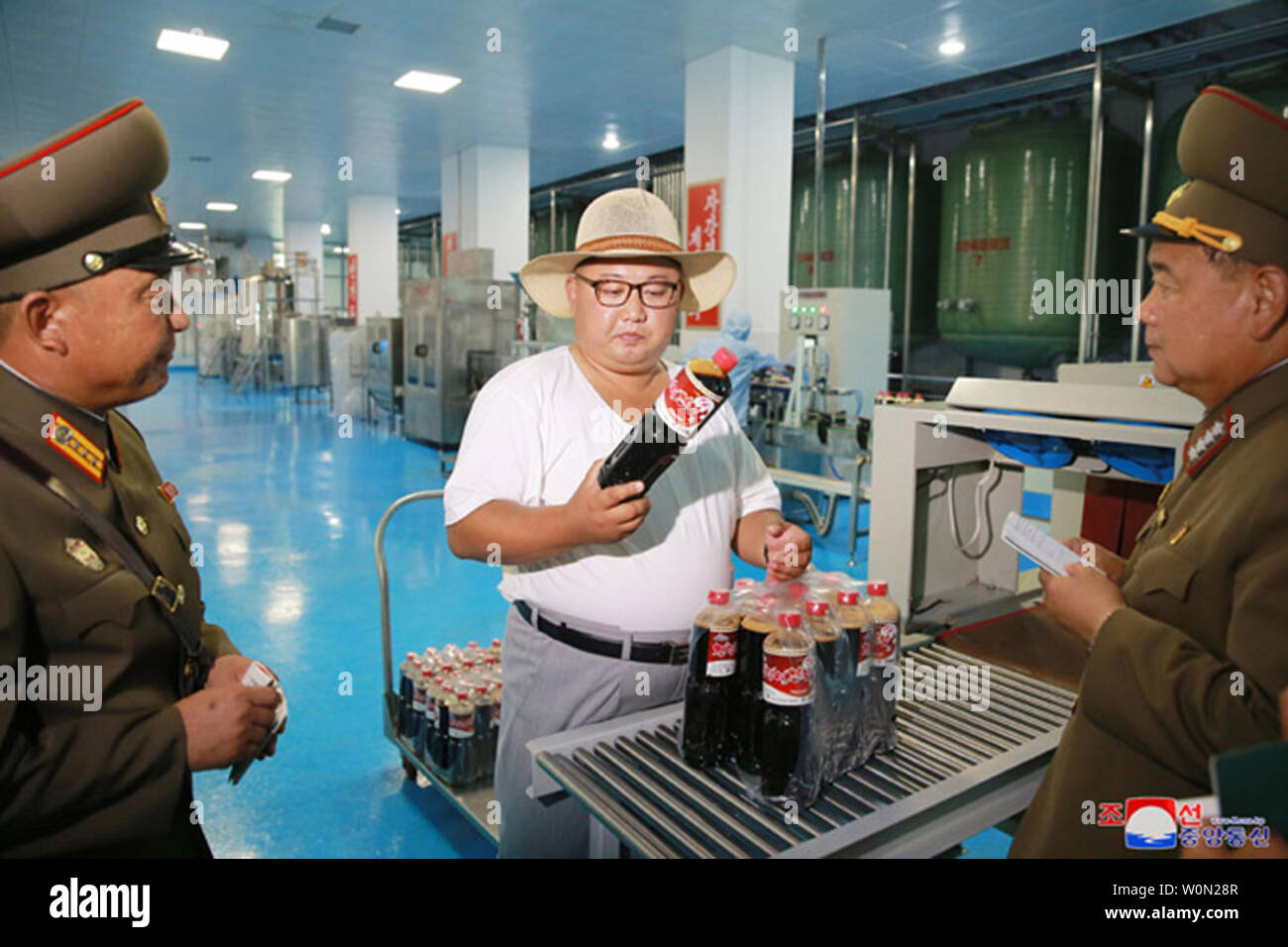 Dieses Bild am 8. August 2018 veröffentlicht, die von der nordkoreanischen Offizielle News Service (KCNA), nordkoreanischen Führer Kim Jong Un und seine Frau, Ri Sol Ju, Besuch der Kumsanpho Fisch Beizen Fabrik zeigt. Foto von Kcna/UPI Stockfoto