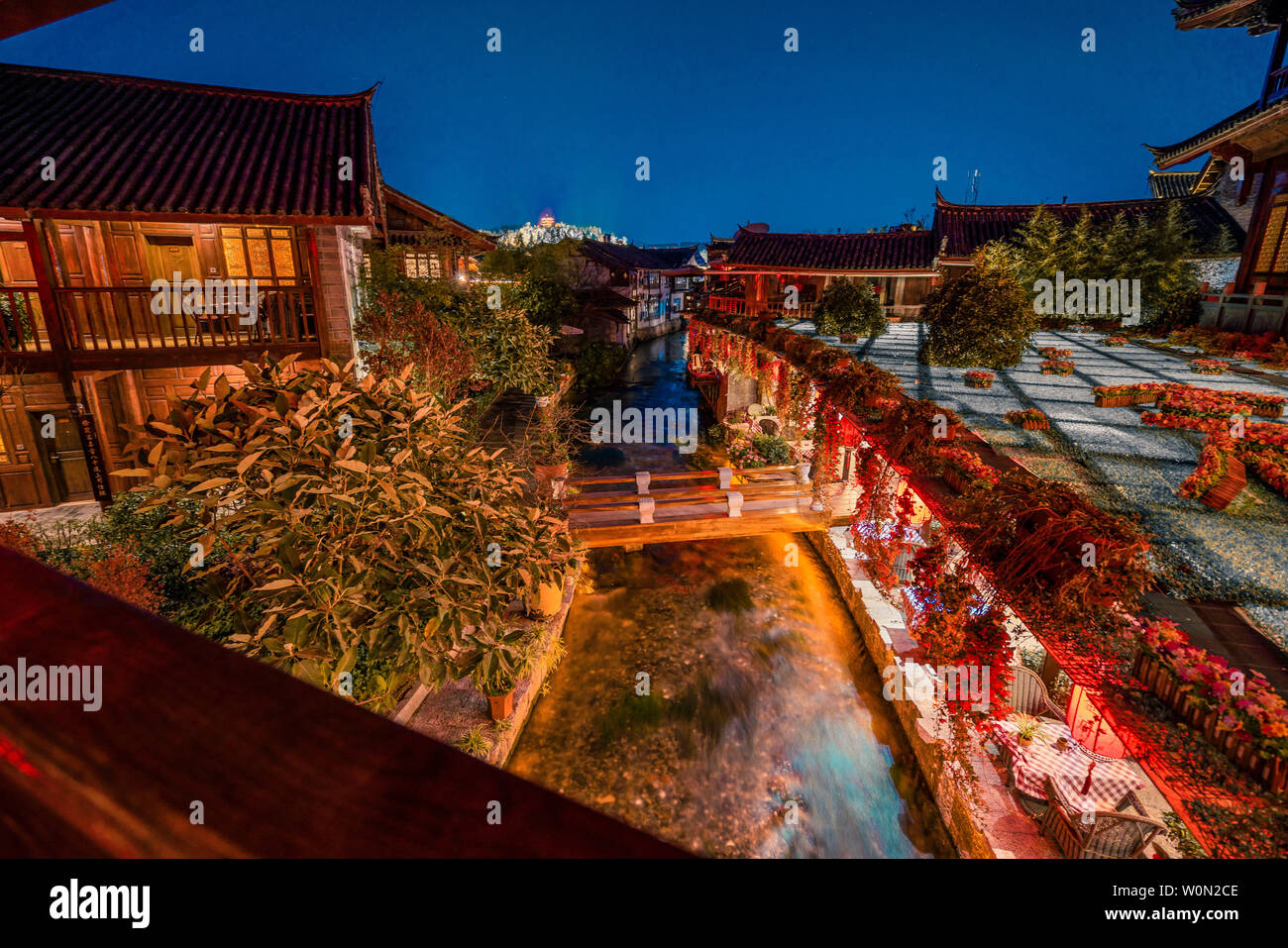 Jinfu Grand Hotel Lijiang, Lijiang, Dali, Tourist Hotel, Außenansicht bei Nacht Stockfoto