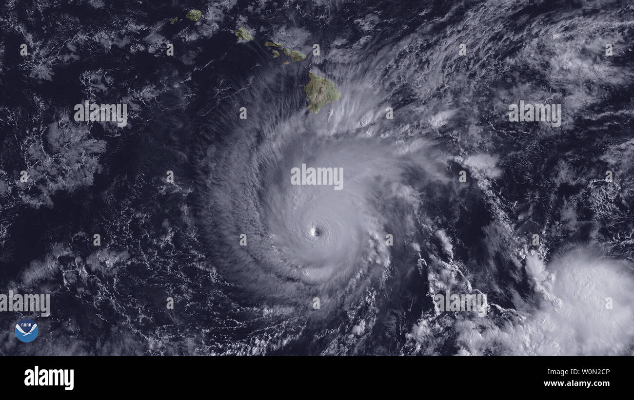 Hawaii stellt eine erhebliche Bedrohung von leistungsstarken Hurricane Lane, von der erwartet wird, dass sie nach Norden in Richtung der Inseln bis Ende dieser Woche zu verfolgen. Dieses Bild von der GEHT-15 Satelliten zeigt Hurricane Lane, mit einem gut definierten Auge, positioniert, etwa 300 Meilen südlich von Hawaii Big Island um 14:00 Uhr ET am 22. August 2018. Lane kurz erreicht Kategorie 5 Intensität der frühen Mittwoch, mit anhaltenden Winden von 160 MPH, bevor etwas Schwächung zu einem High-end-Kategorie 4 Sturm. Foto: NOAA/UPI Stockfoto