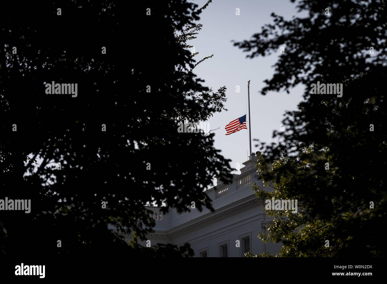 Die amerikanische Flagge auf dem halben Personal über das Weiße Haus ehrt Senator John McCain am 27. August 2018 in Washington, D.C., Senator McCain 25. August 2018 starb im Alter von 81 Jahren. Foto von Pete Marovich/UPI Stockfoto