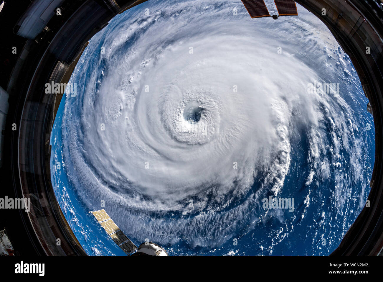 Twittern am 12. September 2018, an Bord der Internationalen Raumstation ISS, ESA-Astronaut Alexander Gerst: "Watch Out, Amerika! # HurricaneFlorence so riesig ist, wir konnten sie nur mit einem super breiten Erfassung Weitwinkelobjektiv aus dem @Space Station, 400 km direkt über dem Auge. Erhalten Sie an der Ostküste, das ist ein Scherz Alptraum für Sie kommen. #Horizons" Foto von Alexander Gerst/ESA/NASA/UPI Stockfoto