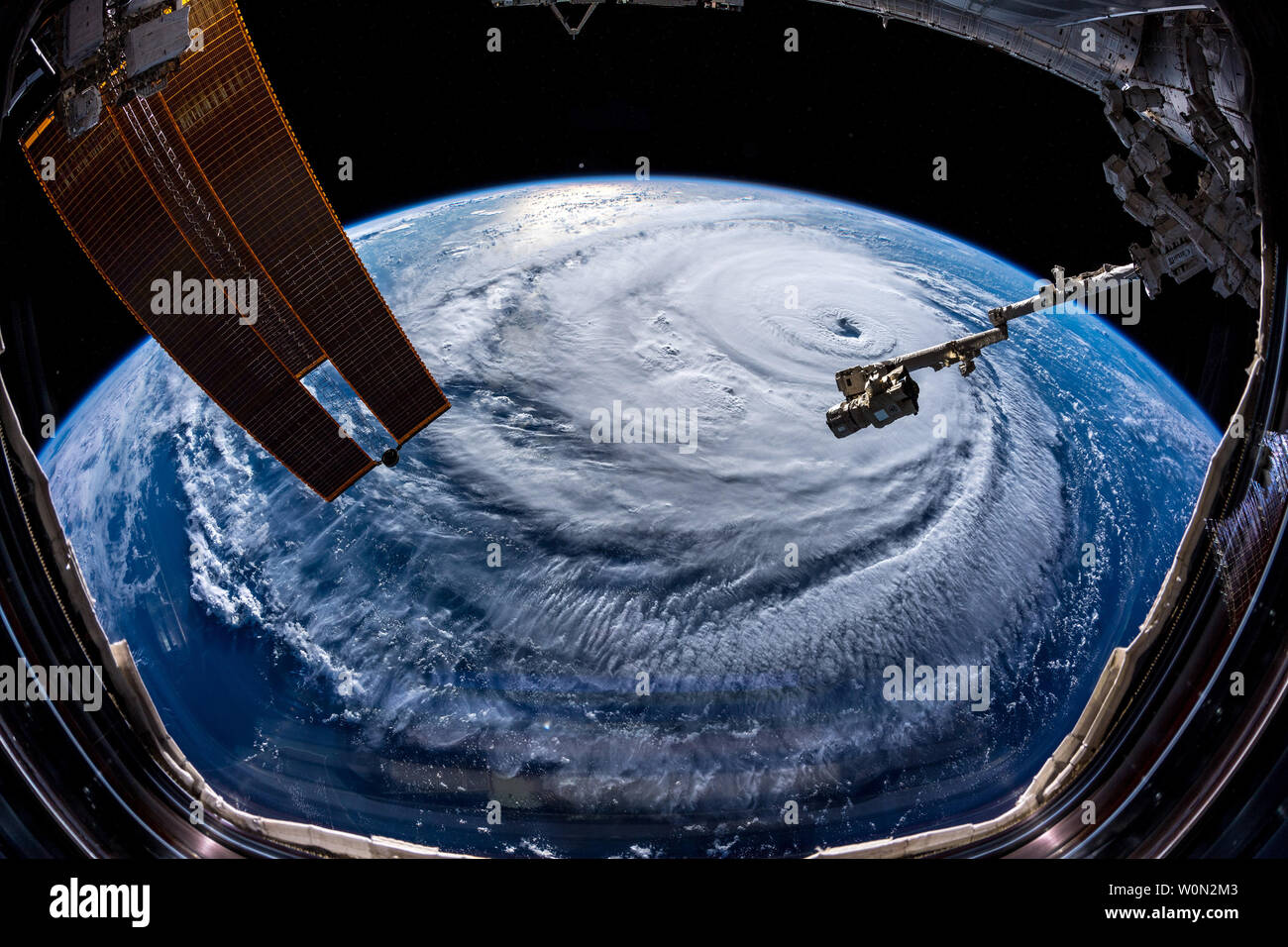 Twittern am 12. September 2018, an Bord der Internationalen Raumstation ISS, ESA-Astronaut Alexander Gerst: "Watch Out, Amerika! # HurricaneFlorence so riesig ist, wir konnten sie nur mit einem super breiten Erfassung Weitwinkelobjektiv aus dem @Space Station, 400 km direkt über dem Auge. Erhalten Sie an der Ostküste, das ist ein Scherz Alptraum für Sie kommen. #Horizons" Foto von Alexander Gerst/ESA/NASA/UPI Stockfoto