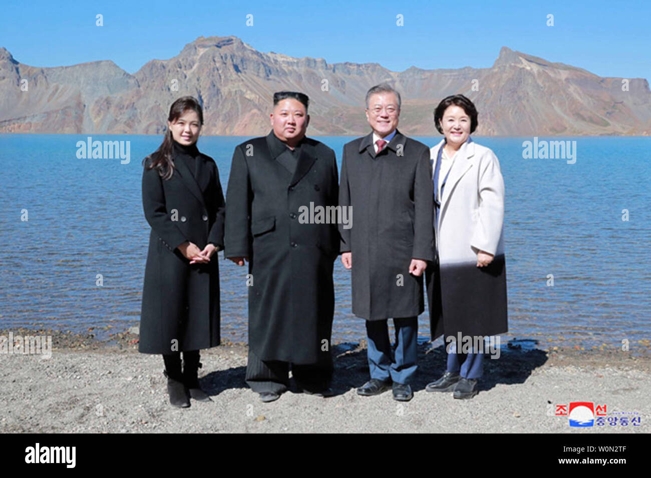 Dieses Bild Veröffentlicht am 21 September, 2018, von der nordkoreanischen Offizielle News Service (KCNA), nordkoreanischen Führer Kim Jong Un und südkoreanischen Präsidenten Moon Jae-in bei einem Besuch in den Himmel See auf dem Berg Paektu entlang der Grenze China-North Korea zeigt. Die beiden Führer wurden von ihren Frauen begleitet, Ri Sol Ju, und Kim Jung Sook. Kim räumte ein, dass der Norden auch bereit war, seine wichtigsten nuklearen Komplex zu demontieren, wenn die Vereinigten Staaten wurden entsprechende Maßnahmen zu ergreifen, als auch mit dem Süden schwören auf ein gemeinsames Angebot der Olympischen Sommerspiele 2032 zu bewirten zu arbeiten. Foto von Kcna/UPI Stockfoto