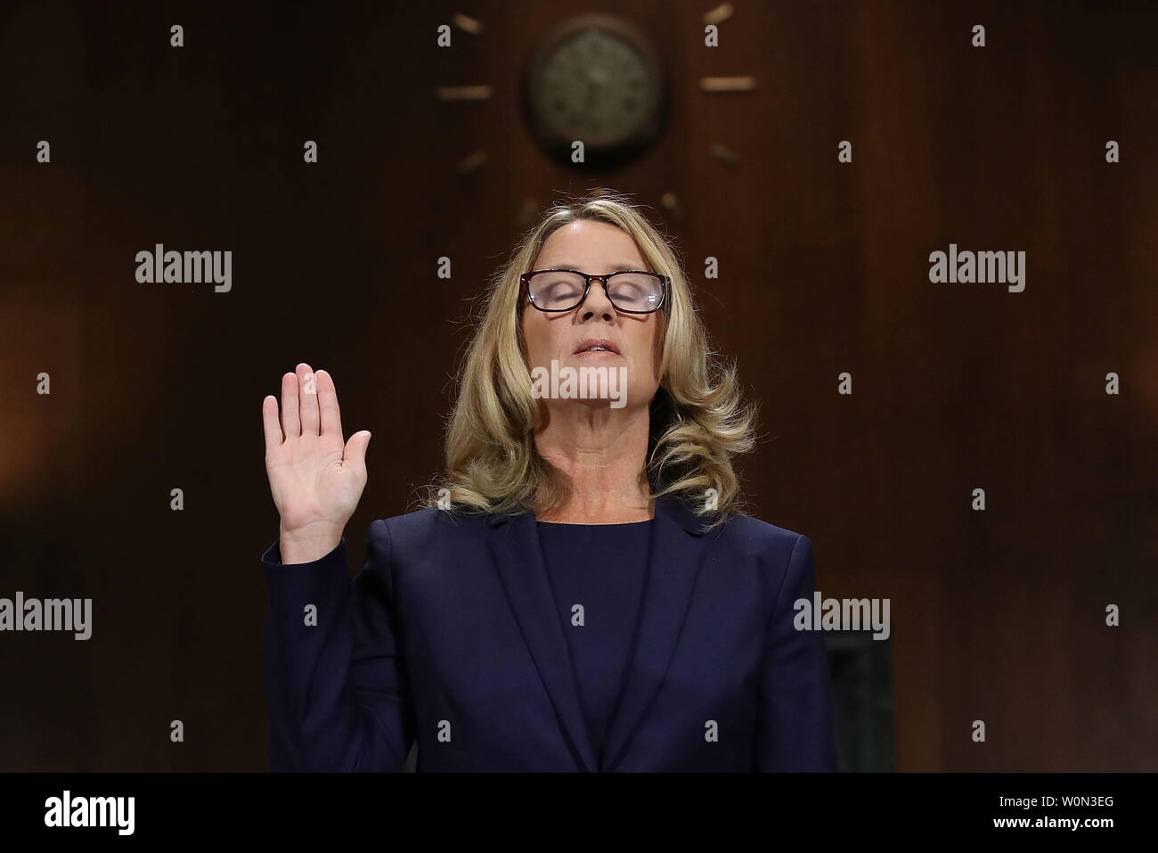 Christine Blasey Ford (C), der vor dem Zeugnis der Senat-rechtsausschusse mit ihre Rechtsanwälte Debra Katz (L) und Michael Bromwich (R) im Dirksen Senate Office Building auf dem Capitol Hill September 27, 2018, Washington, DC vereidigt. Ein Professor an der Universität von Palo Alto und ein Forschung Psychologe an der Stanford University School of Medicine, hat Ford beschuldigt Supreme Court nominee Richter Brett Kavanaugh sexuellen Nötigung von ihr während einer Partei im Jahre 1982, wenn sie High School Studenten in vorstädtischen Maryland wurden. In vorbereiteten Bemerkungen, Ford sagte, habe ich nicht alle Antworten, und ich erinnere mich nicht an ein Stockfoto