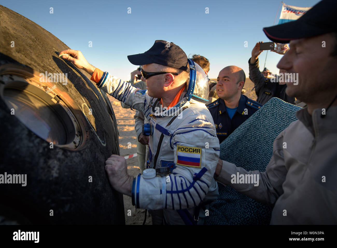 Expedition 56 Flugingenieur und Sojus Commander Oleg Artemyev von roskosmos unterzeichnet die außerhalb der Sojus MS-08 Raumschiff nur wenige Minuten nachdem er, Expedition 56 Commander Drew Feustel der NASA, und Flugingenieur Ricky Arnold der NASA, in einer abgelegenen Gegend in der Nähe der Stadt Zhezkazgan, Kasachstan am 4. Oktober 2018 gelandet. Feustel, Arnold, und Artemyev Rückkehr nach 197 Tagen im Weltraum, wo sie dienten als Mitglieder der Expedition 55 und 56 Crews der Internationalen Raumstation an Bord. NASA Foto von Bill Ingalls/UPI Stockfoto