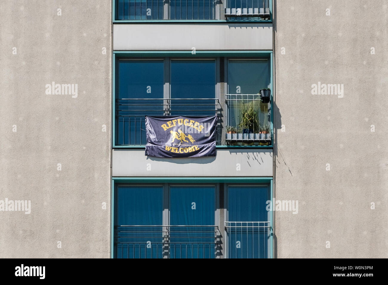 Berlin, Deutschland - Juni, 2019: Flüchtlinge willkommen Banner hängen am Fenster eines Wohnhauses in Berlin, Deutschland Stockfoto