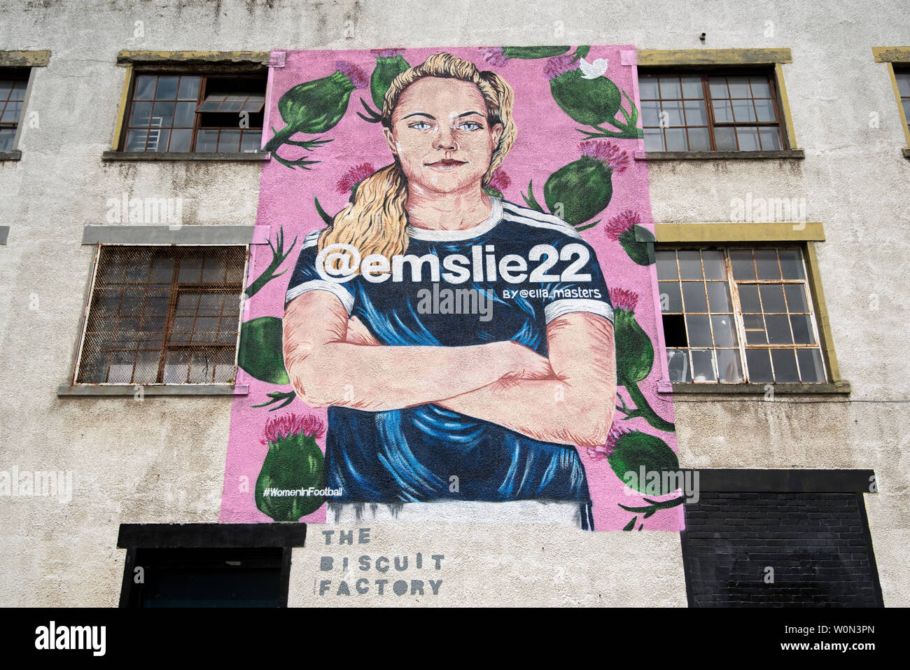 Gemälde von Ella Meistern der schottischer Fußballspieler Clare emslie an der Wand der Keksfabrik Bonnington, Edinburgh, Schottland, Großbritannien. Stockfoto
