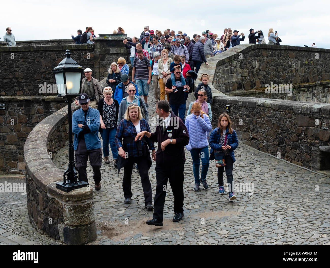 Touristen in einer Reisegruppe in Stirling Castle in Schottland, Großbritannien Stockfoto