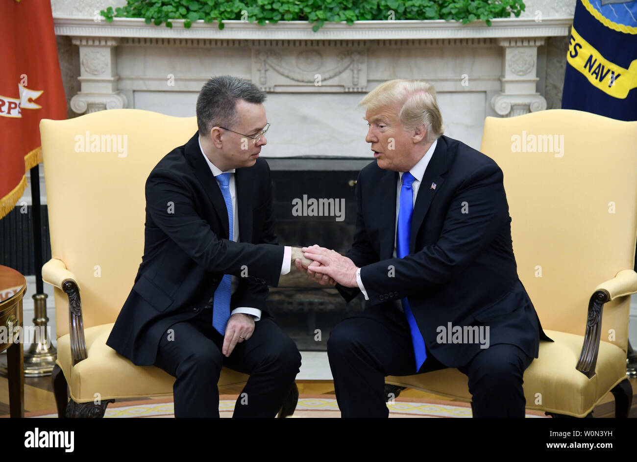 Us-Präsident Donald Trump trifft sich mit Pastor Andrew Brunson im Oval Office des Weißen Hauses am 13. Oktober 2018 in Washington, DC. Pastor Andrew Brunson kamen zurück in die USA am Samstag, nachdem er in der Türkei für zwei Jahre auf Terrorismus statt. Foto von Olivier Douliery/UPI Stockfoto