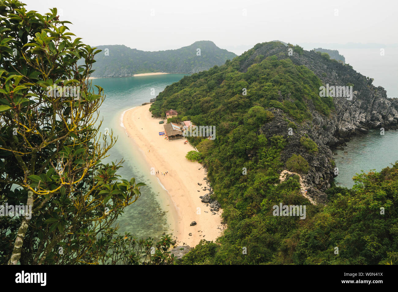 Malerischer Blick auf Monkey Beach in der Halong Bay, Vietnam, Südostasien Stockfoto