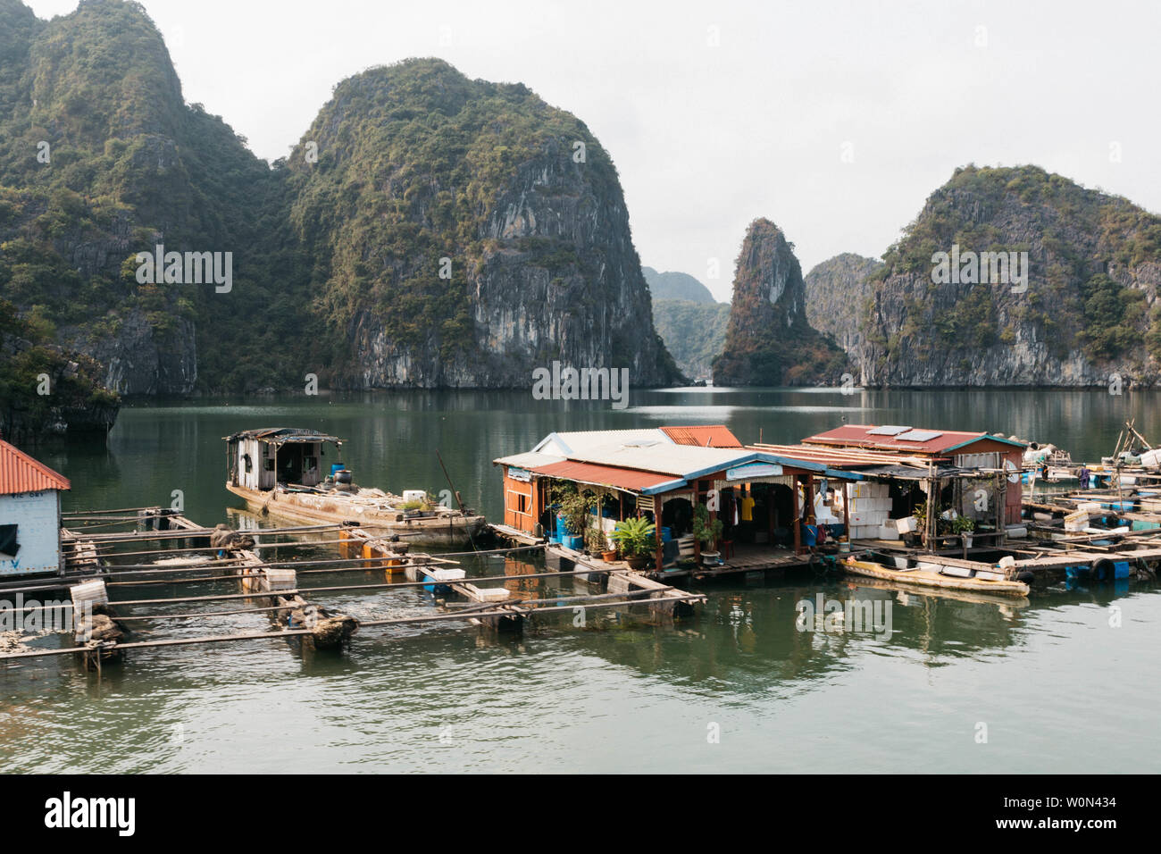 Schwimmende Fischerdorf und Rock Island, Halong Bay, Vietnam, Südostasien. UNESCO-Weltkulturerbe. Junk Bootsfahrt nach Ha Long Bucht. Beliebte la Stockfoto