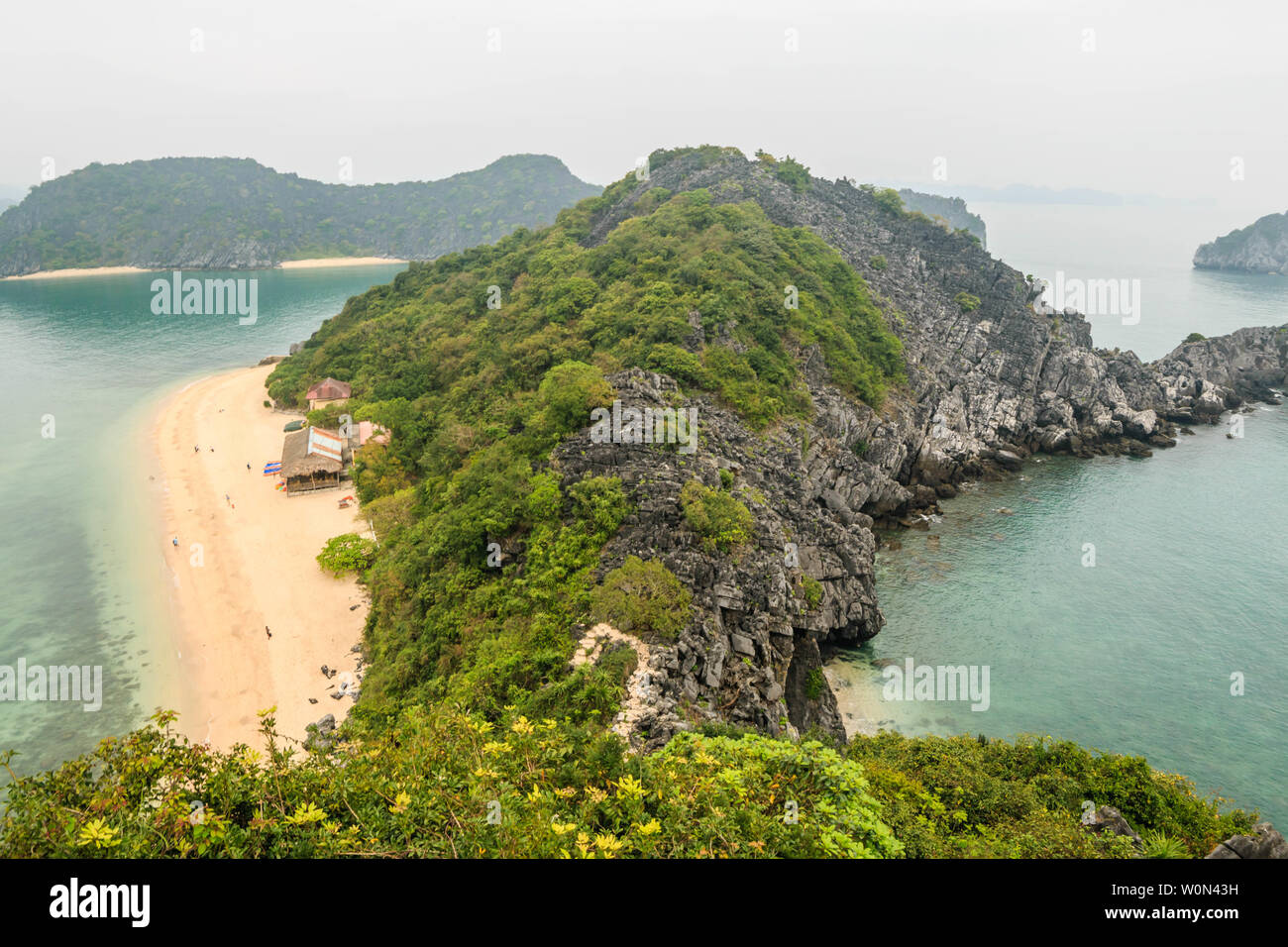 Malerische Aussicht auf Inseln in der Halong Bucht, Vietnam, Südostasien Stockfoto