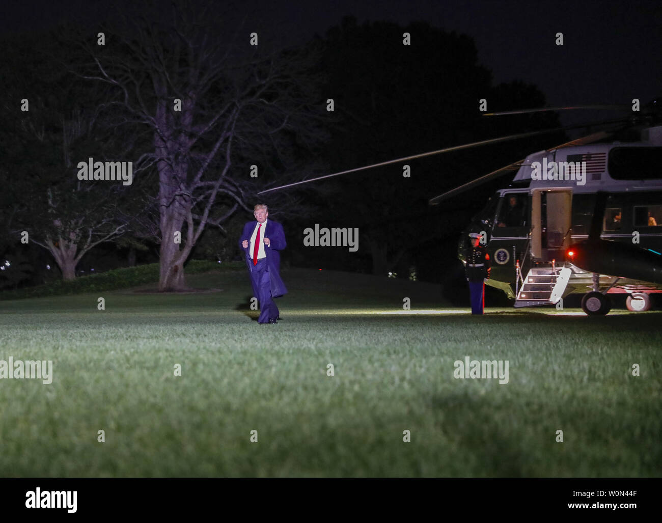 US-Präsident Donald J. Trumpf disembarks Marine One nach der Rückkehr in das Weiße Haus in Washington, DC am 24. Oktober 2018. Trump war der Rückkehr von einer Kundgebung in Wisconsin. Foto von Erik S. Lesser/UPI Stockfoto