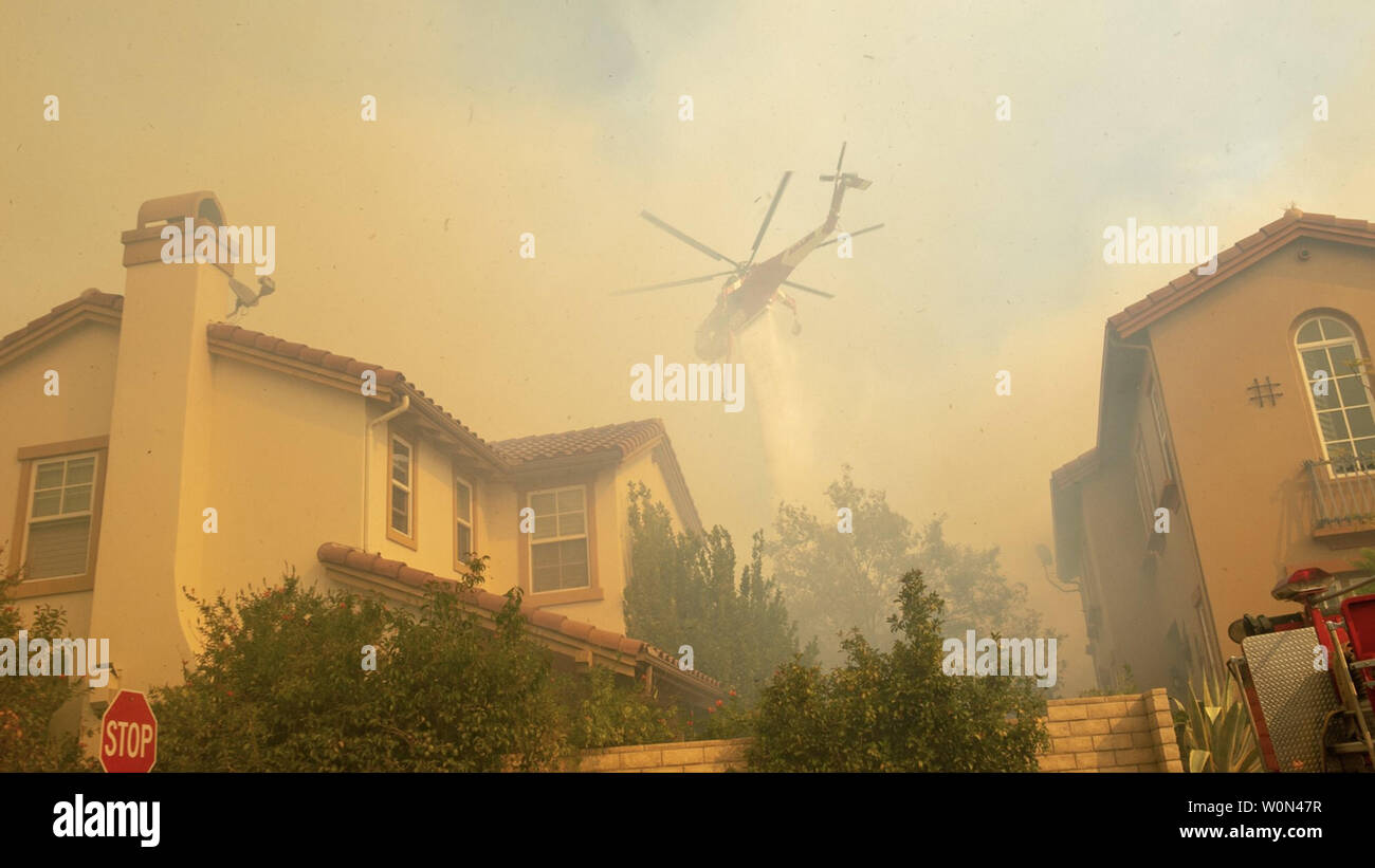 Eine Sikorsky S-64 Skycrane Hubschrauber mit dem Los Angeles County Fire Department wird dargestellt, am 11. November 2018, die ein Haus aus dem vordringenden Flammen der Woolsey und Feuer, das ravaging Teile des südlichen Kalifornien zu speichern. Nach den örtlichen Beamten, die Waldbrände im gesamten nördlichen und südlichen Kalifornien raging haben mindestens 31 Menschen getötet und vernichtet Tausende von Strukturen und gezwungen, rund 150.000 Menschen zu evakuieren. Foto mit freundlicher Genehmigung von Los Angeles County Fire Department/UPI Stockfoto