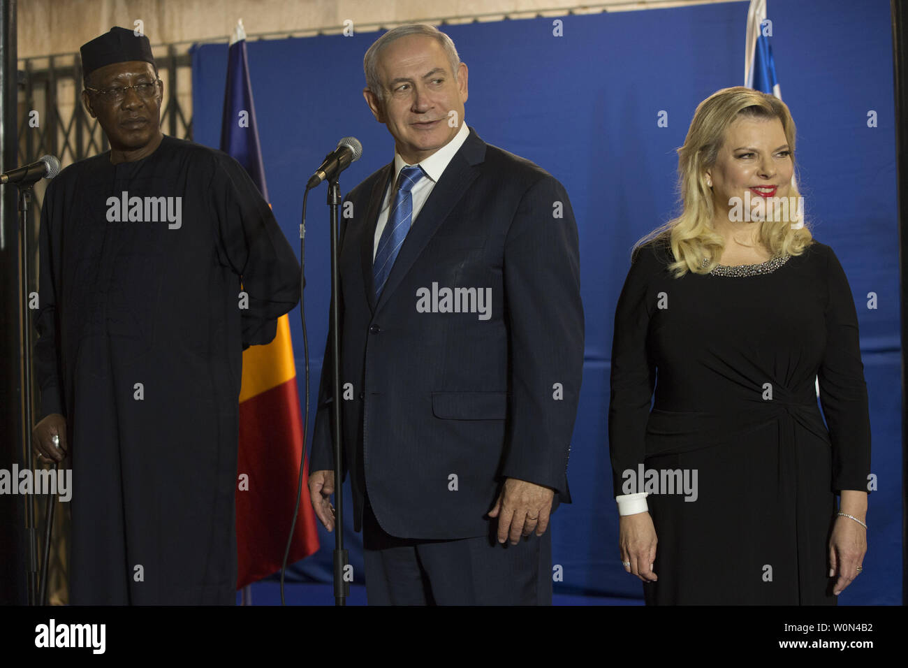 Die Republik Tschad Präsident Idriss Déby mit israelischen Premierminister Benjamin Netanjahu und seine Frau Sarah vor dem Abendessen in der Residenz des Ministerpräsidenten in Jerusalem am 25. November 2018. Dies ist der erste Besuch von einem tschadischen Präsidenten seit Israel 1948 gegründet wurde. Foto von Heidi Levine/UPI Stockfoto