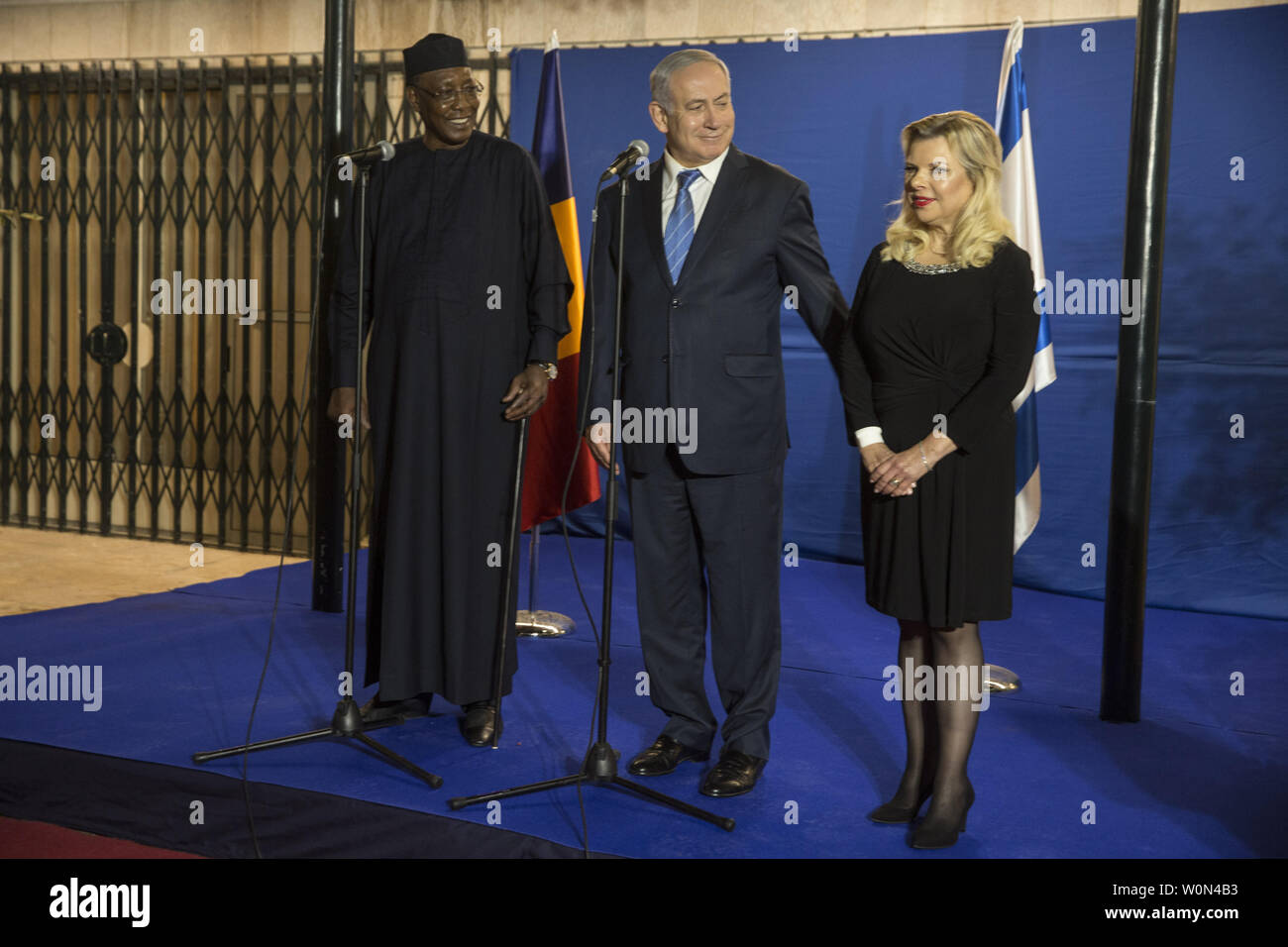 Die Republik Tschad Präsident Idriss Déby mit israelischen Premierminister Benjamin Netanjahu und seine Frau Sarah vor dem Abendessen in der Residenz des Ministerpräsidenten in Jerusalem am November 25,2018. Dies ist der erste Besuch von einem tschadischen Präsidenten seit Israel 1948 gegründet wurde. Foto von Heidi Levine/UPI Stockfoto