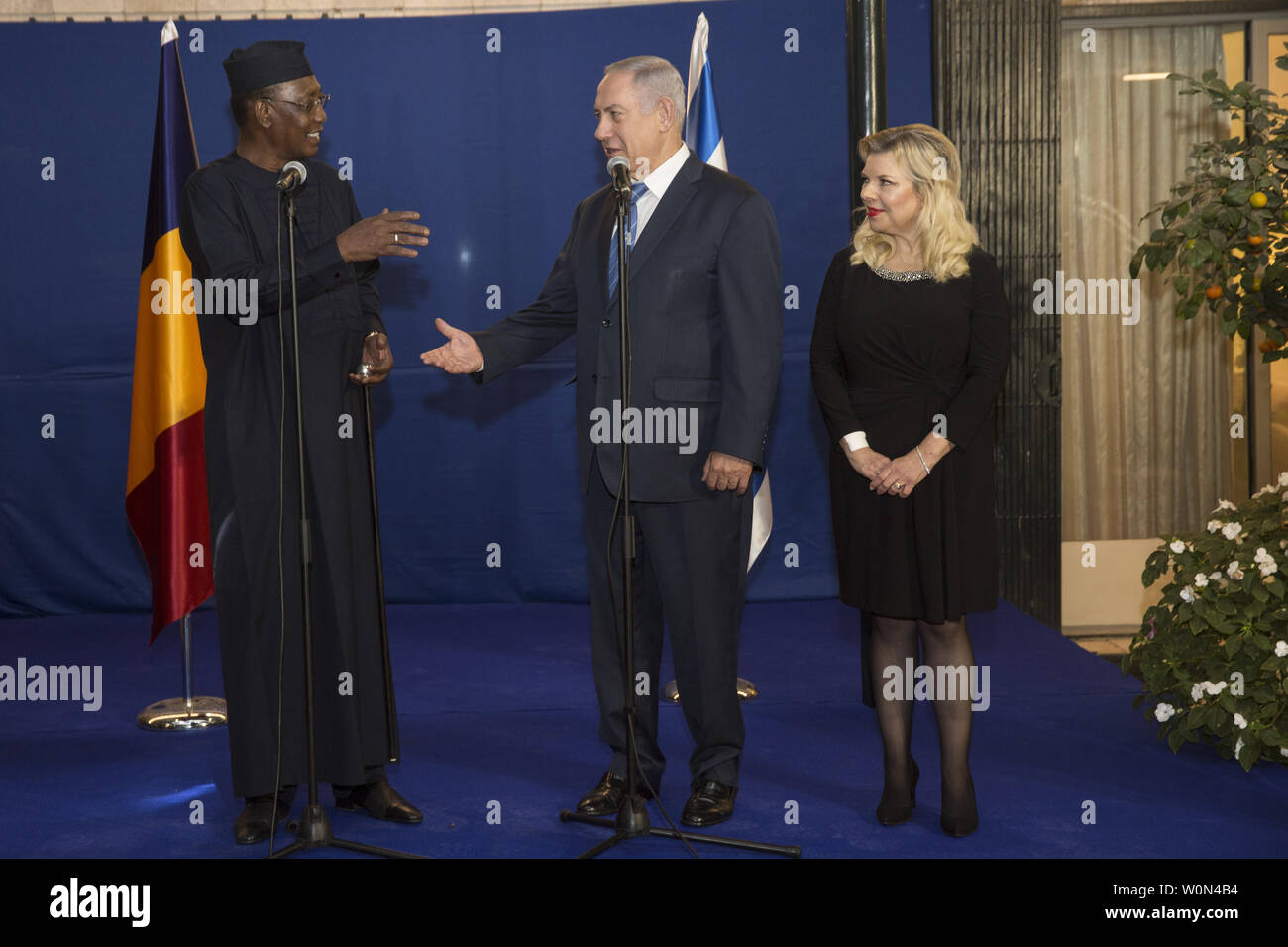 Die Republik Tschad Präsident Idriss Déby mit israelischen Premierminister Benjamin Netanjahu und seine Frau Sarah vor dem Abendessen in der Residenz des Ministerpräsidenten in Jerusalem am November 25,2018. Dies ist der erste Besuch von einem tschadischen Präsidenten seit Israel 1948 gegründet wurde. Foto von Heidi Levine/UPI Stockfoto