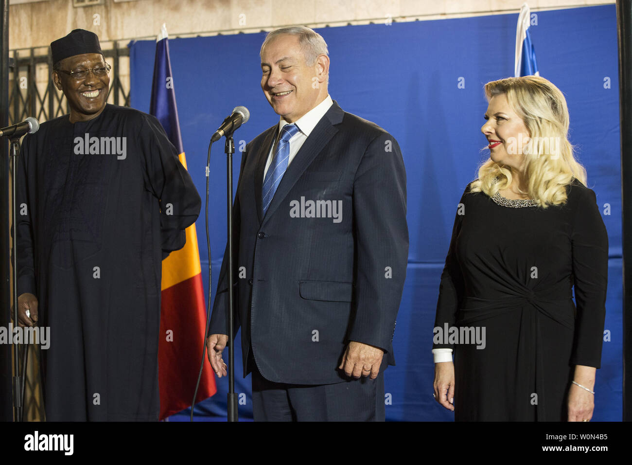 Die Republik Tschad Präsident Idriss Déby mit israelischen Premierminister Benjamin Netanjahu und seine Frau Sarah vor dem Abendessen in der Residenz des Ministerpräsidenten in Jerusalem am 25. November 2018. Dies ist der erste Besuch von einem tschadischen Präsidenten seit Israel 1948 gegründet wurde. Foto von Heidi Levine/UPI Stockfoto