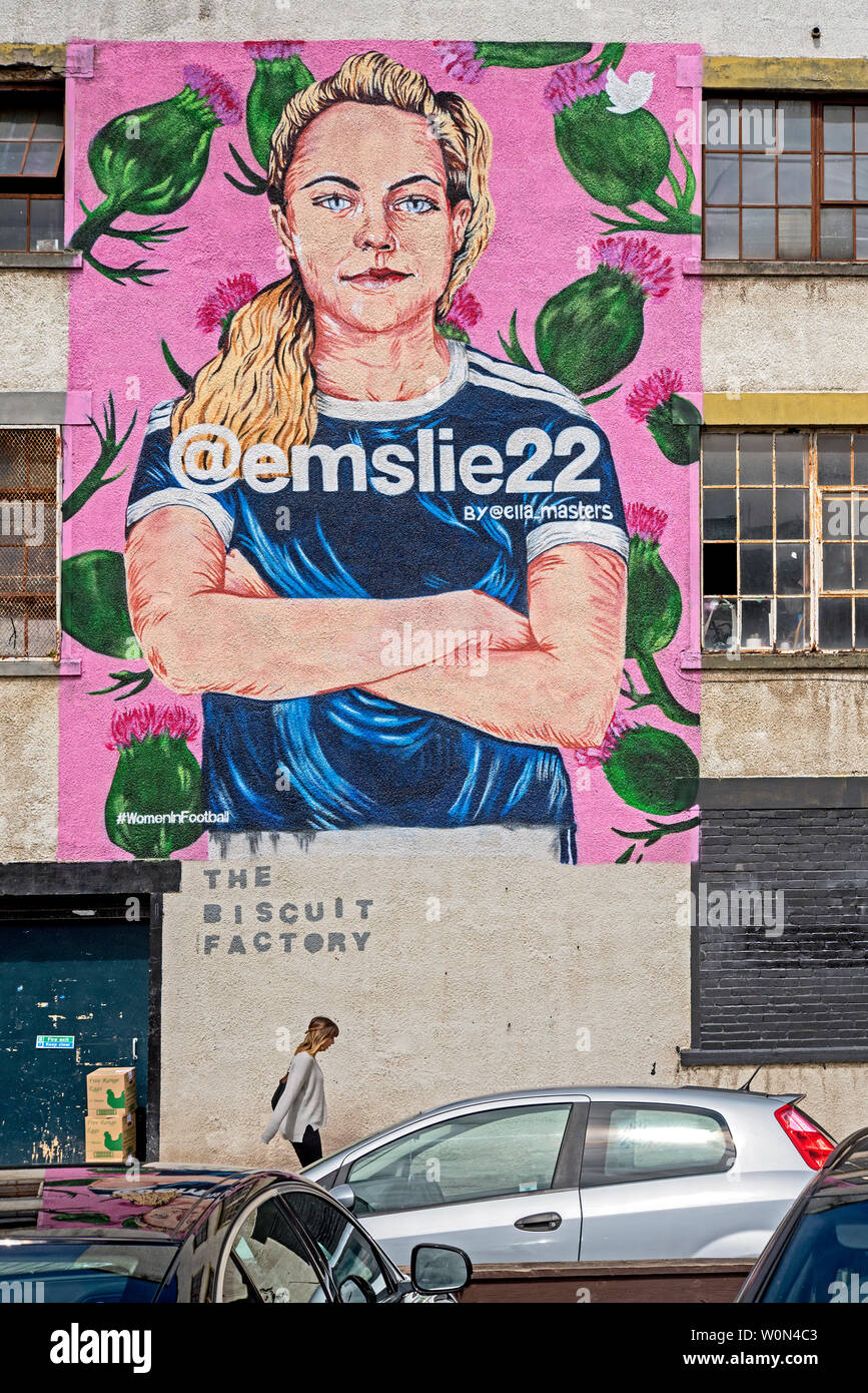 Gemälde von Ella Meistern der schottischer Fußballspieler Clare emslie an der Wand der Keksfabrik Bonnington, Edinburgh, Schottland, Großbritannien. Stockfoto