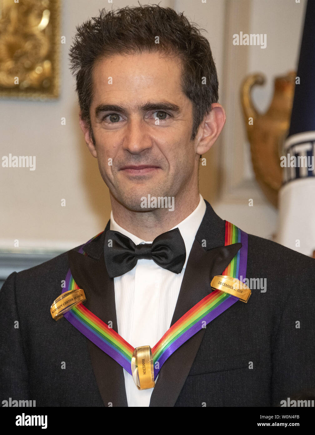 Andy Blankenbuehler, einer der Special honorees für bahnbrechende Arbeiten auf Hamilton, wie er mit den Empfängern der 41st jährlichen Kennedy Center Honors stellt posieren für ein Gruppenfoto nach einem Abendessen, United States Stellvertretender Außenminister John J. Sullivan zu ihren Ehren bewirtet an das US-Außenministerium in Washington, D.C. am Samstag, 1. Dezember 2018. Die Preisträger 2018 sind: Sängerin und Schauspielerin Cher; Komponist und Pianist Philip Glass; Country Musik entertainer Reba McEntire, und Jazz Saxophonist und Komponist Wayne Shorter. In diesem Jahr, die mitschöpfer von Hamilton, - Schriftsteller und Schauspieler Lin- Stockfoto