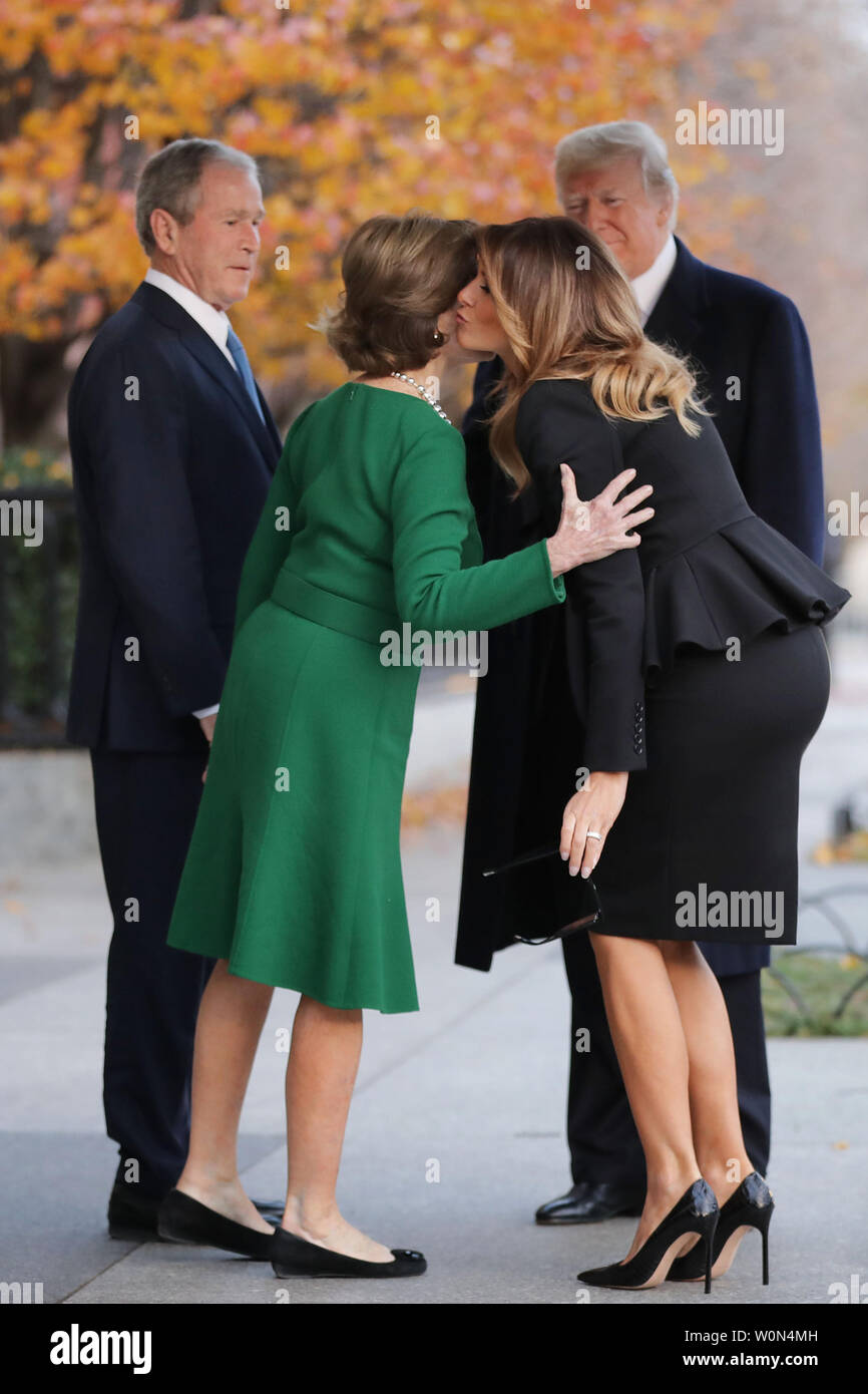 Ehemalige First Lady Laura Bush und ehemaligen Präsidenten George W. Bush grüße First Lady Melania Trump und Präsident Donald Trump außerhalb von Blair House am 4. Dezember 2018 in Washington, DC. Die Trümpfe zahlten ein kondolenzschreiben Besuch der Familie Bush, die in Washington sind für die ehemaligen Präsidenten George H.W. Bushs Staatsbegräbnis und die damit verbundenen Ehrungen. Foto von Chip Somodevilla/UPI Stockfoto