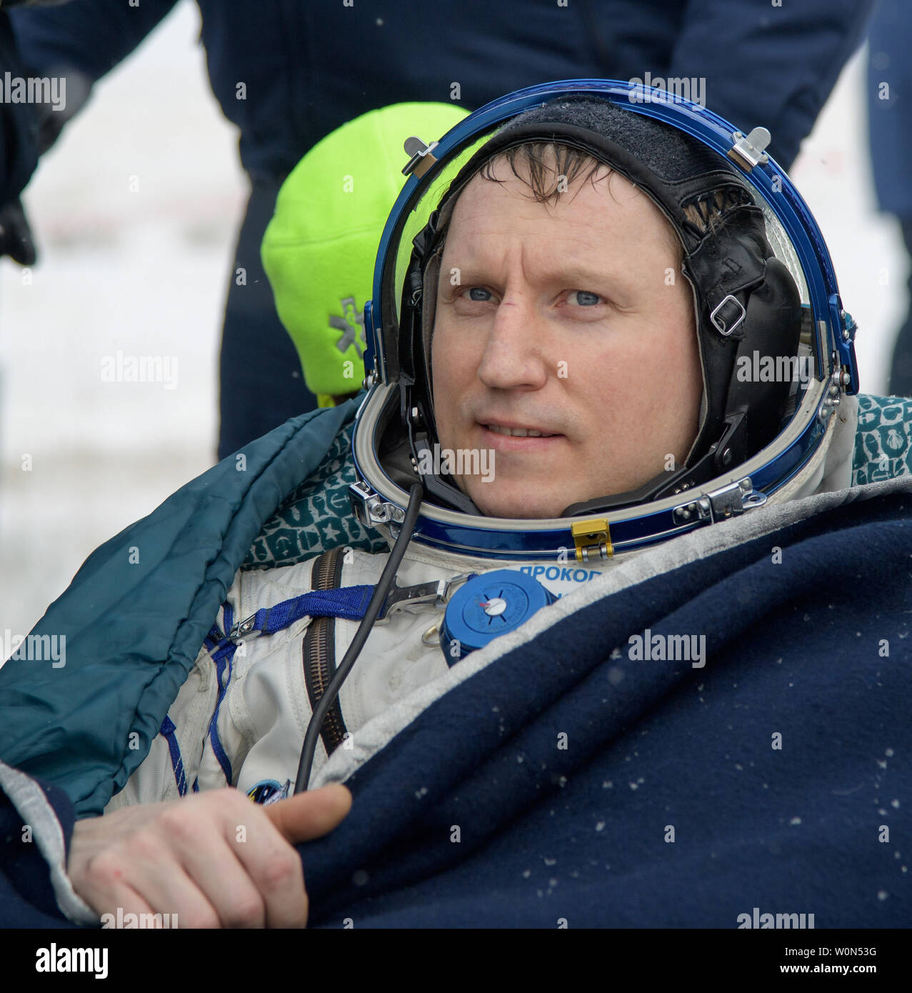 Sergey Prokopyev von roskosmos ruht in einem Stuhl, nachdem er Alexander Gerst der ESA (European Space Agency) und Serena Aunon-Chancellor der NASA, in ihrer Sojus MS-09 Kapsel in einer abgelegenen Gegend in der Nähe der Stadt Zhezkazgan, Kasachstan landete, am 20. Dezember 2018. Aunon-Chancellor, Gerst, und Prokopyev sind Rückkehr nach 197 Tagen im Weltraum, wo sie dienten als Mitglieder der Expedition 56 und 57 Crews der Internationalen Raumstation an Bord. NASA Foto von Bill Ingalls/UPI Stockfoto