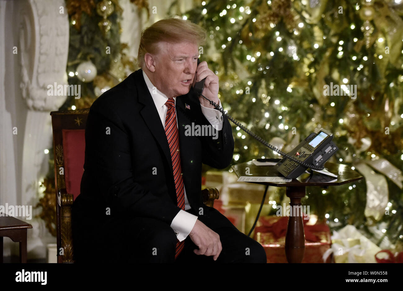 US-Präsident Donald Trump beteiligt sich an NORAD Santa Tracker Telefonanrufe im Speisesaal des Weißen Hauses in Washington, D.C am 24. Dezember 2018. Foto von Olivier Douliery/UPI Stockfoto