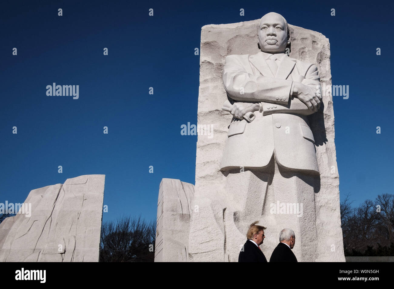 Präsident Donald Trump und Vice President Mike Pence besuchen Sie das Martin Luther King Jr. Memorial am 21. Januar 2019 in Washington, DC. Sie legten einen Kranz die Erschlagenen civil rights Leader zu gedenken. Foto von Pete Marovich/UPI Stockfoto